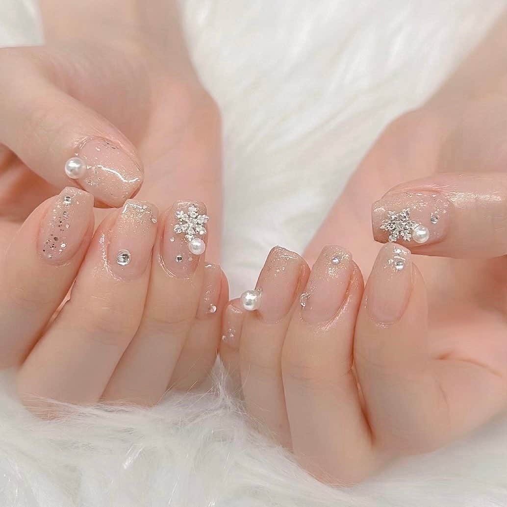 airiのインスタグラム：「． ネイル天才すぎ❄️🤍 @hikari_nail_a」