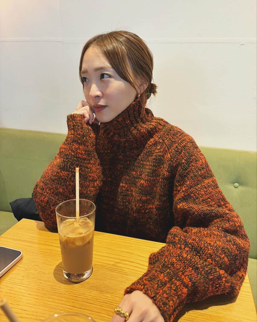 野尻美穂のインスタグラム：「普段色物なかなか着ないけど、このニットとっても着やすい&顔色も良くなる！嬉しい！ 楽しく笑ってスッキリするの大切👌✨  #wai_ships」