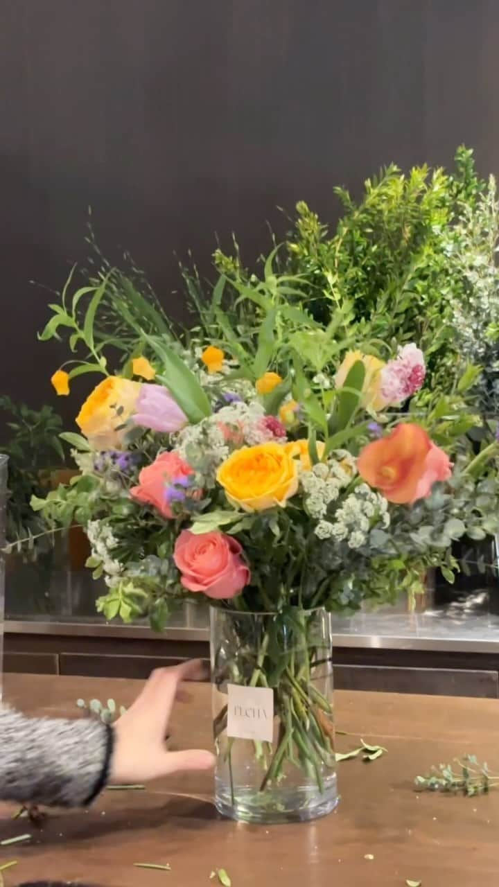 ハヌルのインスタグラム：「요즘 취미💐 꿀떡이랑 같이 꽂는 #꽃꽂이 우리 선생님 너무 잘해서 릴스만들어봄 ㅠㅠ!!  이게 대충하는것 같지만 내츄럴 하게 예뿌게 하기 힘들더라구용 일 말고 집중해서 하는시간은 꽃꽂이가 유일한듯요..✨  #플차 최고💛💛 @florist_chasunbin」