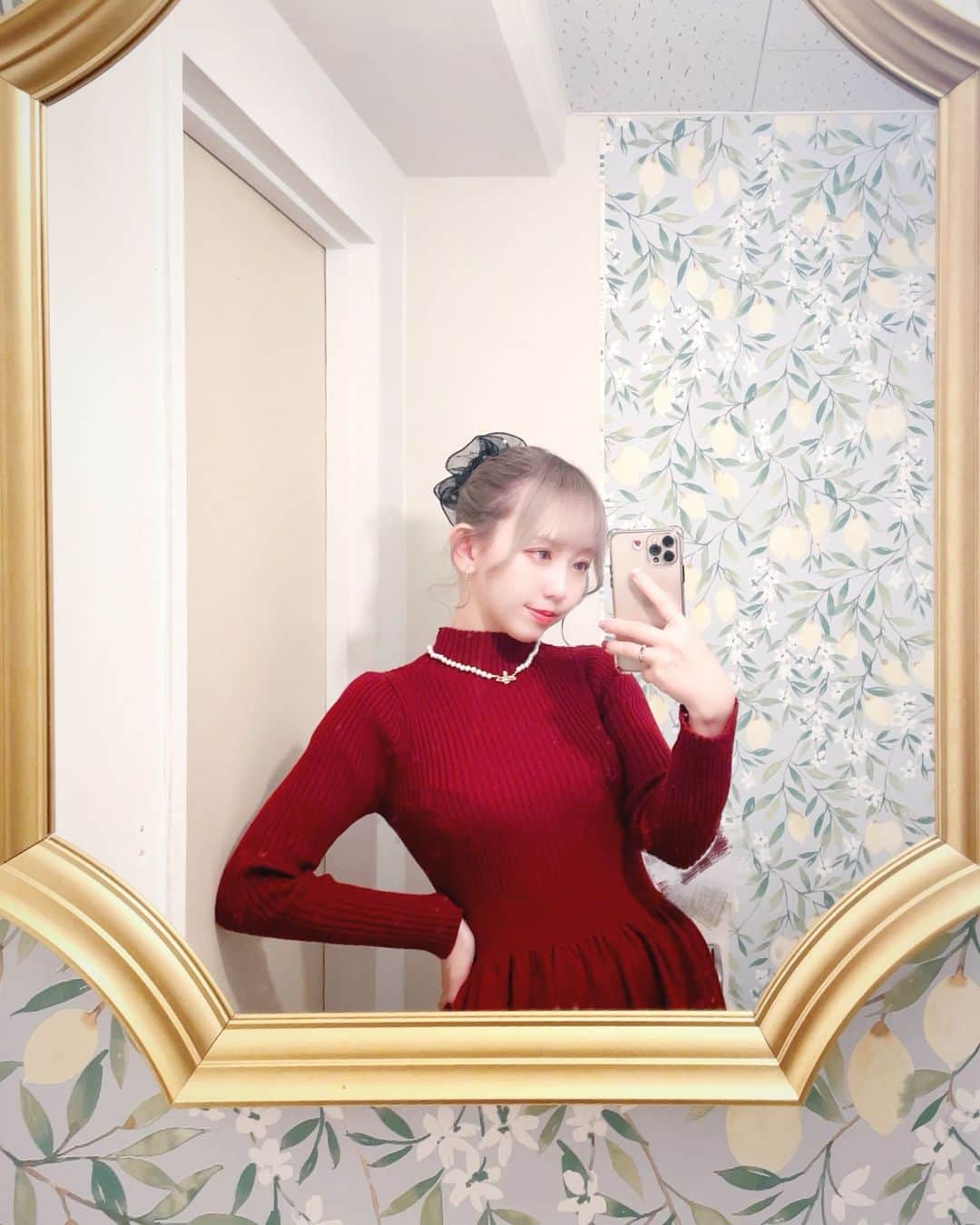 マリスのインスタグラム：「Today♥️ 冬は赤い服着たくなるな〜💭」