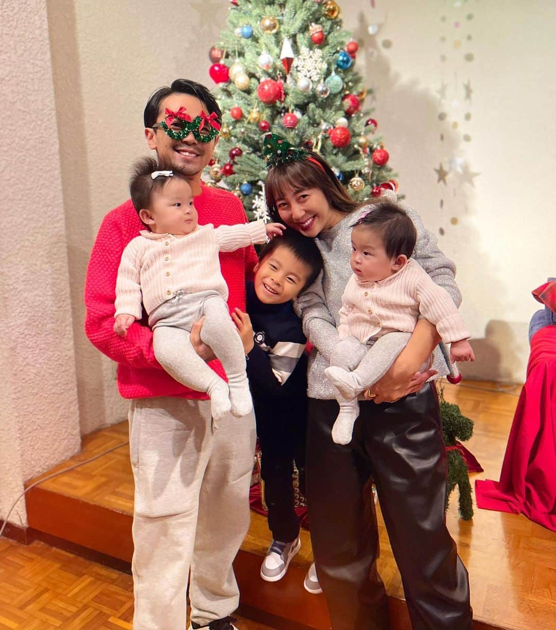 小川ひとみさんのインスタグラム写真 - (小川ひとみInstagram)「週末は一足早くSantaさんに会いに🎅 息子がドキドキ楽しみにしていた クリスマス会がありました🎄🎁💓 娘達も初めて会えたサンタさんに 興味と警戒心で🤭可愛らしかった❤️ 12月は沢山の夢が溢れる月で 子供達のために色々な事を考えるのが楽しいな🎁 本番は少し先ですが 息子は毎晩指折り数えています🎄💫  金曜日にHoliday knitが通常販売されます🫶 すぐのお届けになりますので是非Holidayに💓💫 #Christmarparty #familyevent」12月13日 18時48分 - hitomy220