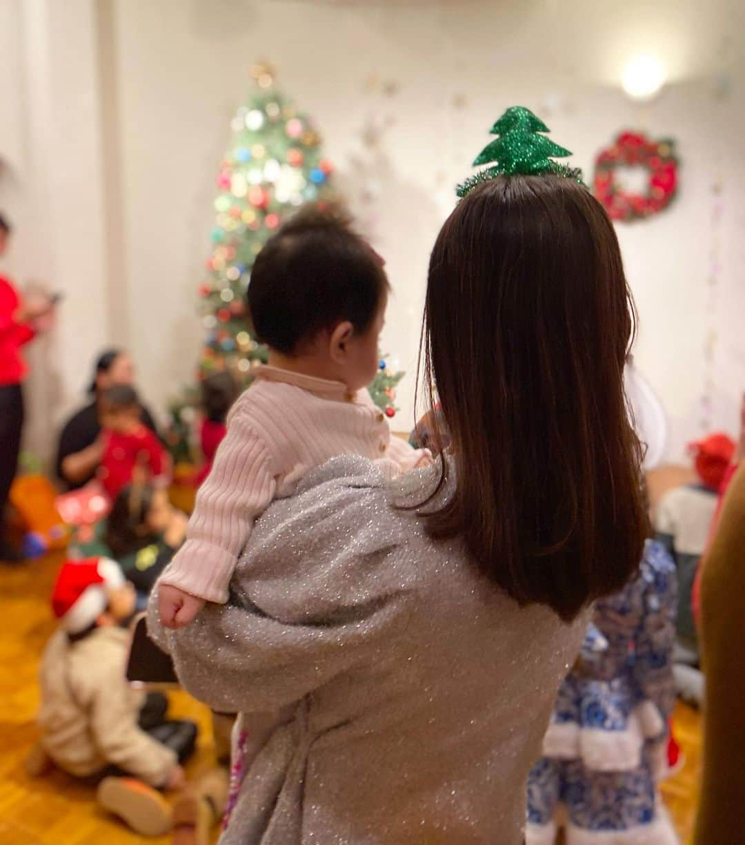 小川ひとみのインスタグラム：「週末は一足早くSantaさんに会いに🎅 息子がドキドキ楽しみにしていた クリスマス会がありました🎄🎁💓 娘達も初めて会えたサンタさんに 興味と警戒心で🤭可愛らしかった❤️ 12月は沢山の夢が溢れる月で 子供達のために色々な事を考えるのが楽しいな🎁 本番は少し先ですが 息子は毎晩指折り数えています🎄💫  金曜日にHoliday knitが通常販売されます🫶 すぐのお届けになりますので是非Holidayに💓💫 #Christmarparty #familyevent」