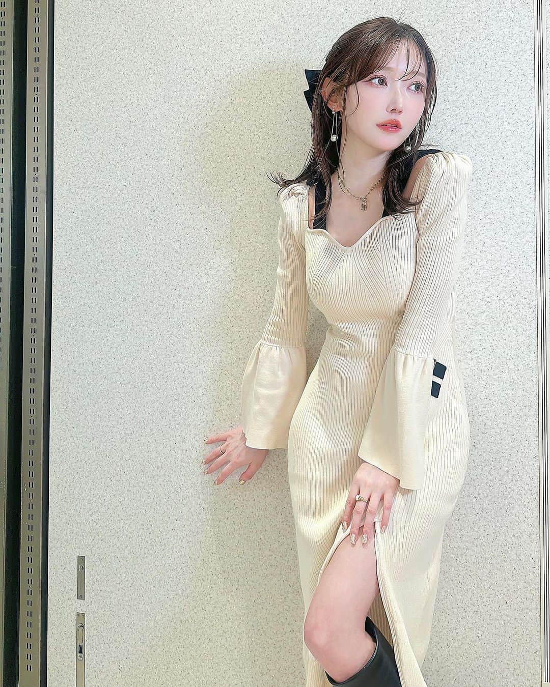菅野結以さんのインスタグラム写真 - (菅野結以Instagram)「7日間だけあらわれて消えるクローゼット at 渋谷スクランブルスクエア ついに 今夜21：00まで🕊 @crayme_official  ⁡ 東名阪をめぐったポップアップツアーもきょうが最終日 ⁡ きのうは2023ラストリアルイベントで なんと3都市13日間、毎日の日替わりポストカードを コンプリートしてくれた強者まで😭泣ける ⁡ 新作着たみんなはほんとーーにかわいくて愛しくて この顔みるためにやってる！って言い切れる ⁡ ひとりノートにむかって黙々とデザイン描くところから まいにち制作重ねて仕上げは特に孤独な作業の日々で ⁡ それをだいじな時間と労力とお金を使ってみにきてくれて きらっきらな笑顔で着て会いにきてくれる奇跡的な出来事に ⁡ 12年たった今も、ずっと慣れずに感動しています その瞬間すべてチャラになって最高になる！ ⁡ こんなにも情熱を絶やさず続けていられるのは 確実にこの時間が燃料なんだ~  ありがとうじゃ足りないけど直接伝えられてよかった  オールニットでつくった配色リボンショルダードレスは 繊細で女性らしいラインと大人なgirlyディティールで 上品な色気ひきだし服♡ おそろのこ多くてかわいかったあ  POP UPはのこりあと2時間とすこし さいごまでよろしくお願いします💌 ⁡ #crayme #theghostclub #2023aw #popupshop #limitedshop #tokyo #shibuyascramblesquare #event」12月13日 18時52分 - yui_kanno
