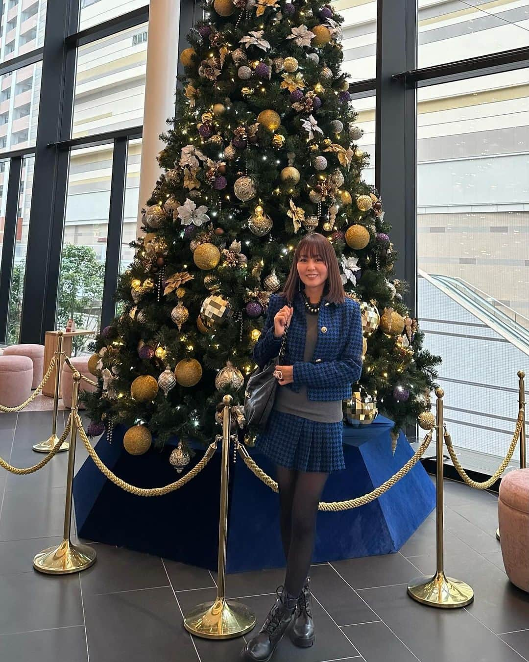 ikuのインスタグラム：「こんばんは🌛 おつかれさま   @centaragrand_osaka  クリスマスツリーがあると撮ってしまう💙 ブルー被りでよく分からない感じに笑  久しぶりにマッキーとデート❣️❣️ 32階からの眺めもよくお肉も全部美味しかった！ 2人で1番感動したのがポテト🤣‼️ 熟成プレミアムメークインってゆう北海道のじゃがいもなんだけどこれがさつまいものように甘くてほんとに美味しかった😋思わず買えないかな？って調べたら2キロで1600円程の高級じゃがいも🥔💕 これ注文してみようと思います❤️笑  美味しいもの食べてる時が幸せ💕  またゆっくりご飯食べたいね   @macky_1012  ありがとうー❣️  #センタラグランドホテル#熟成肉#美味しいな #熟成プレミアムメークイン #北海道産 #マッキーお誕生日#お祝い#おめでとう #いつもありがとう#あんまり写真撮れてない」