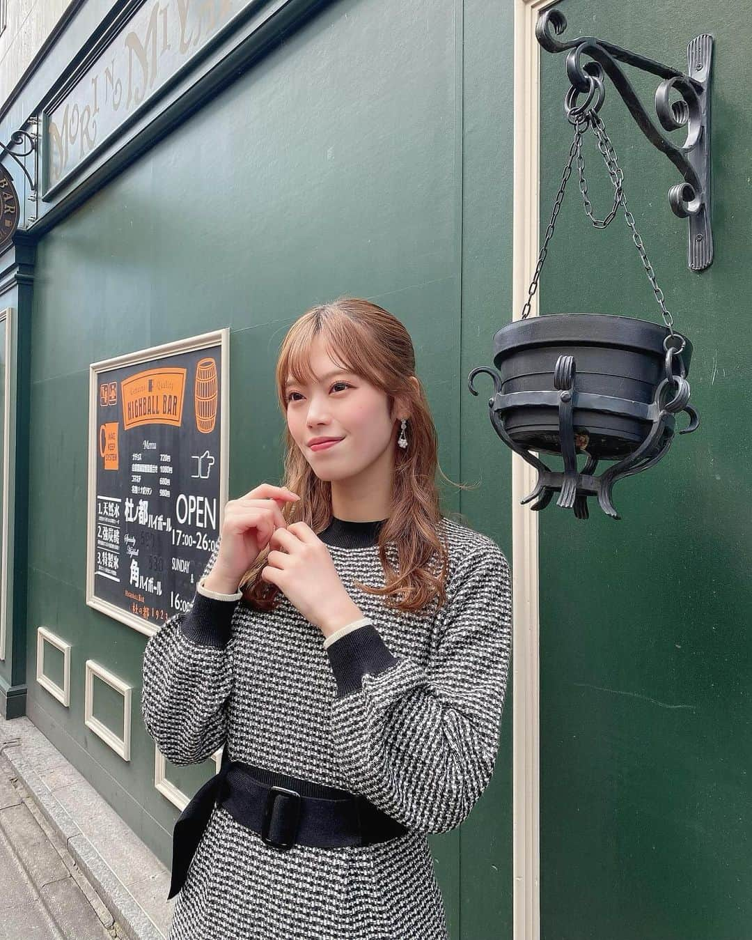 林茜実里さんのインスタグラム写真 - (林茜実里Instagram)「🖤💚 : : 仙台の時にて♡ : ニットワンピース❤︎ ハーフアップ巻き髪好き？？💭 : #冬コーデ #ハーフアップ #redyazel #ワンピースコーデ #モノトーンワンピース」12月13日 18時59分 - amirihayashi_pimms