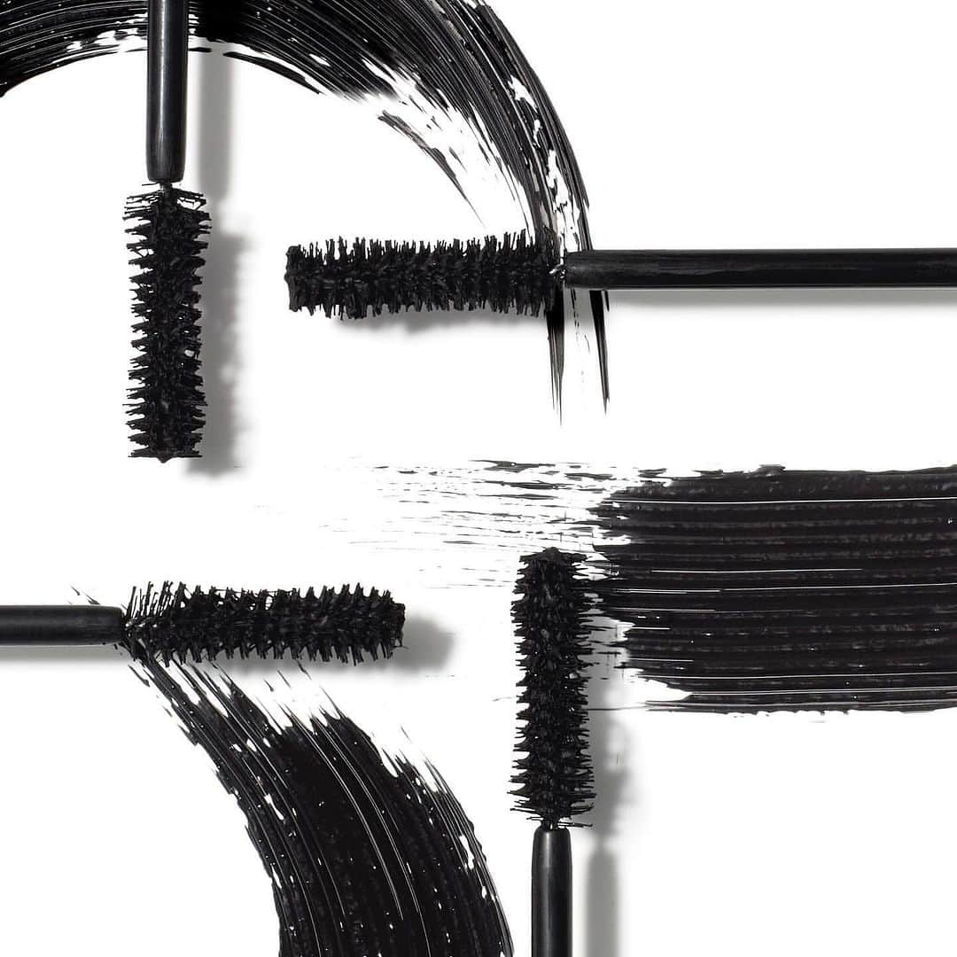 ジェーン・アイルデールのインスタグラム：「Beyond Lash™ Volumizing Mascara🖤　 “ナチュラル””ヴィーガン”を追求した、クリーンマスカラの進化形。 「 ビヨンドラッシュ ボリュームマスカラ」登場。 目や目のまわりはとても敏感で有害な成分が配合されたマスカラを使用すると身体の 健康にまで影響を与えてしまったり、剥がれたマスカラがまぶたの内側や粘膜に付着して感染症を引き起こしたりしてしまうことがあります。 このようなことを避けるために 、マスカラは今クリーンな処方が望まれています。  「ジェーン・アイルデール 」からこの秋登場する「ビヨンドラッシュ ボリューム マスカラ」は 、9 8 % 天然由来の処方 。目が敏感な人やコンタクトレンズ使用者にも安 心してお使いいただけます。さらにブラシは 、まつげの上側にも塗りやすく設計されていますので、まぶたへの付着を防ぎます。  ジェーンアイルデールのメイクアップとスキンケア製品は、パラベン、タルク、フタル酸エステル、合成香料、遺伝子組み換え原料を使用していません。  今すぐ購入 💚 プロフィールのリンクから！ @janeiredale_japan   ーーーーーーーーーーーーーーーーーーー  #janeiredale  #ジェーンアイルデール #クリーンビューティ #スキンケアメイクアップ #ミネラルコスメ #オーガニックコスメ #ナチュラルコスメ #メイクアップアーティスト #デパコス #ナチュラルメイク #メイクアップ #ミネラルメイク #限定キット #日焼け止め#MRiBeauty #紫外線防止 #夏新作 #コスメ紹介 #メイク #makeup #ZOZOCOSME #ゾゾコスメ #コスメ #COSME #コスメ好きさんと繋がりたい #メイクアップ #ZOZOTOWN #ゾゾタウン #美肌成分 #crueltyfree #beauty」