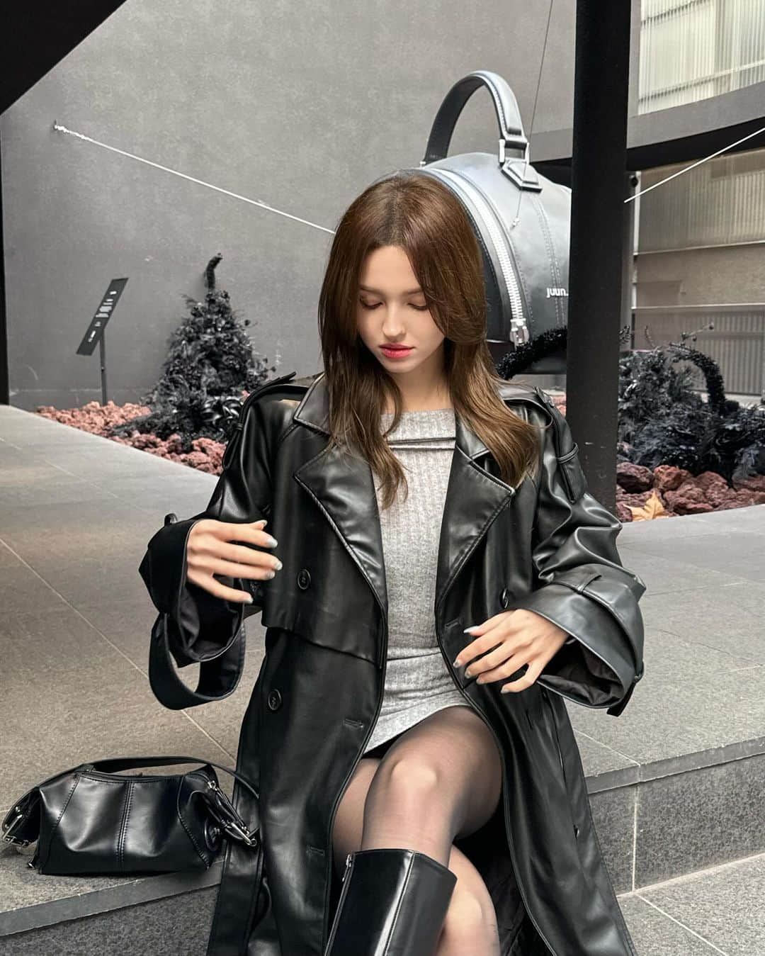 Elina 엘리나 (エリナ) さんのインスタグラム写真 - (Elina 엘리나 (エリナ) Instagram)「Do you like black mood?🖤 검정색이 포인트」12月13日 20時45分 - elina_4_22