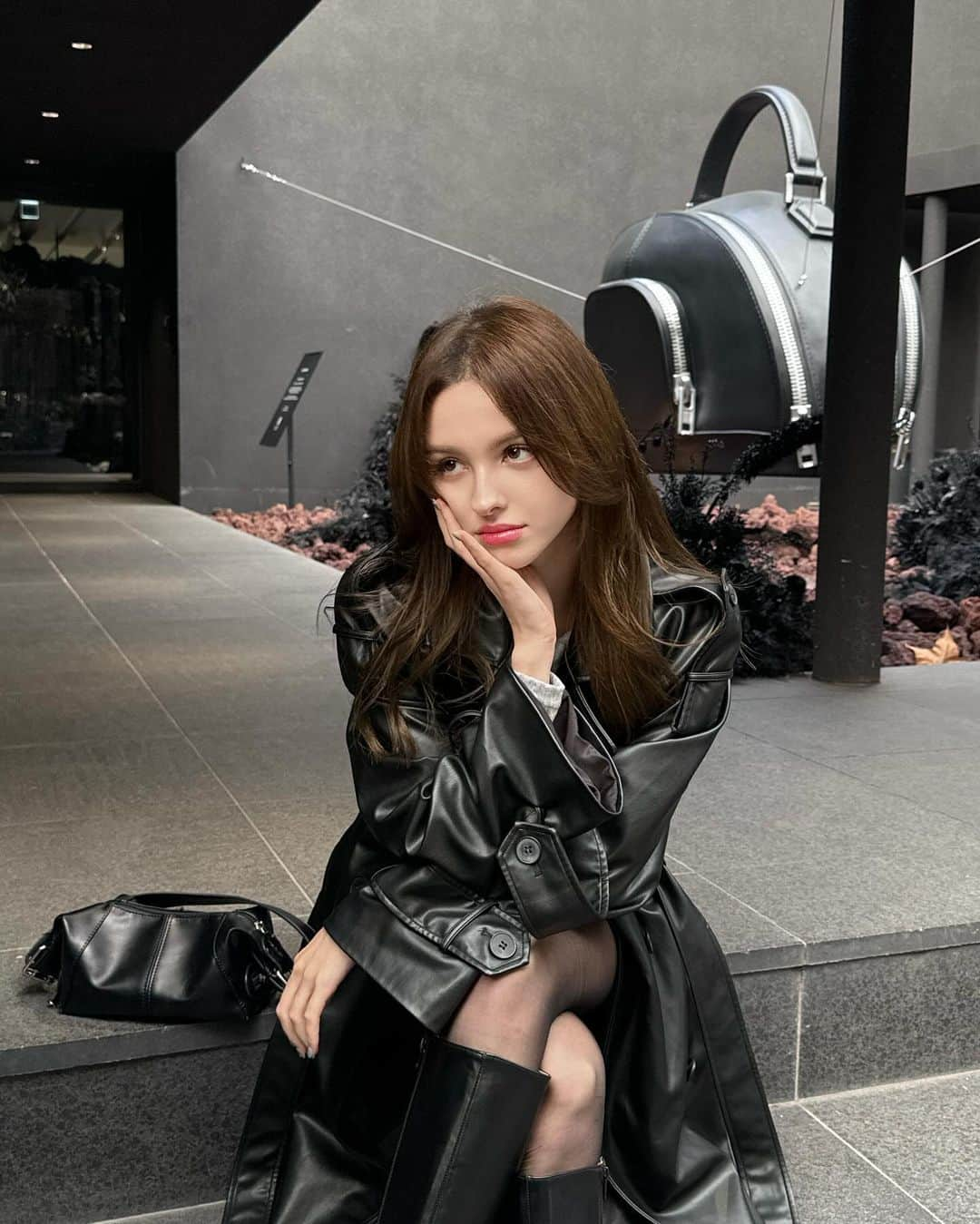 Elina 엘리나 (エリナ) さんのインスタグラム写真 - (Elina 엘리나 (エリナ) Instagram)「Do you like black mood?🖤 검정색이 포인트」12月13日 20時45分 - elina_4_22