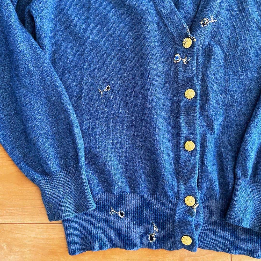 おおたうにさんのインスタグラム写真 - (おおたうにInstagram)「母の「たぶん捨てる用袋」に入ってたカシミヤカーディガンを救出し、空いていた穴を繕ってみました🌼  へろへろだけど可愛く着られそうです。 中のタグに予備のボタンが付いていた！ 昔のお洋服ってちゃんとしてるなあ✨  #お裁縫 #繕う #reform #handmade」12月13日 18時56分 - outa_uni