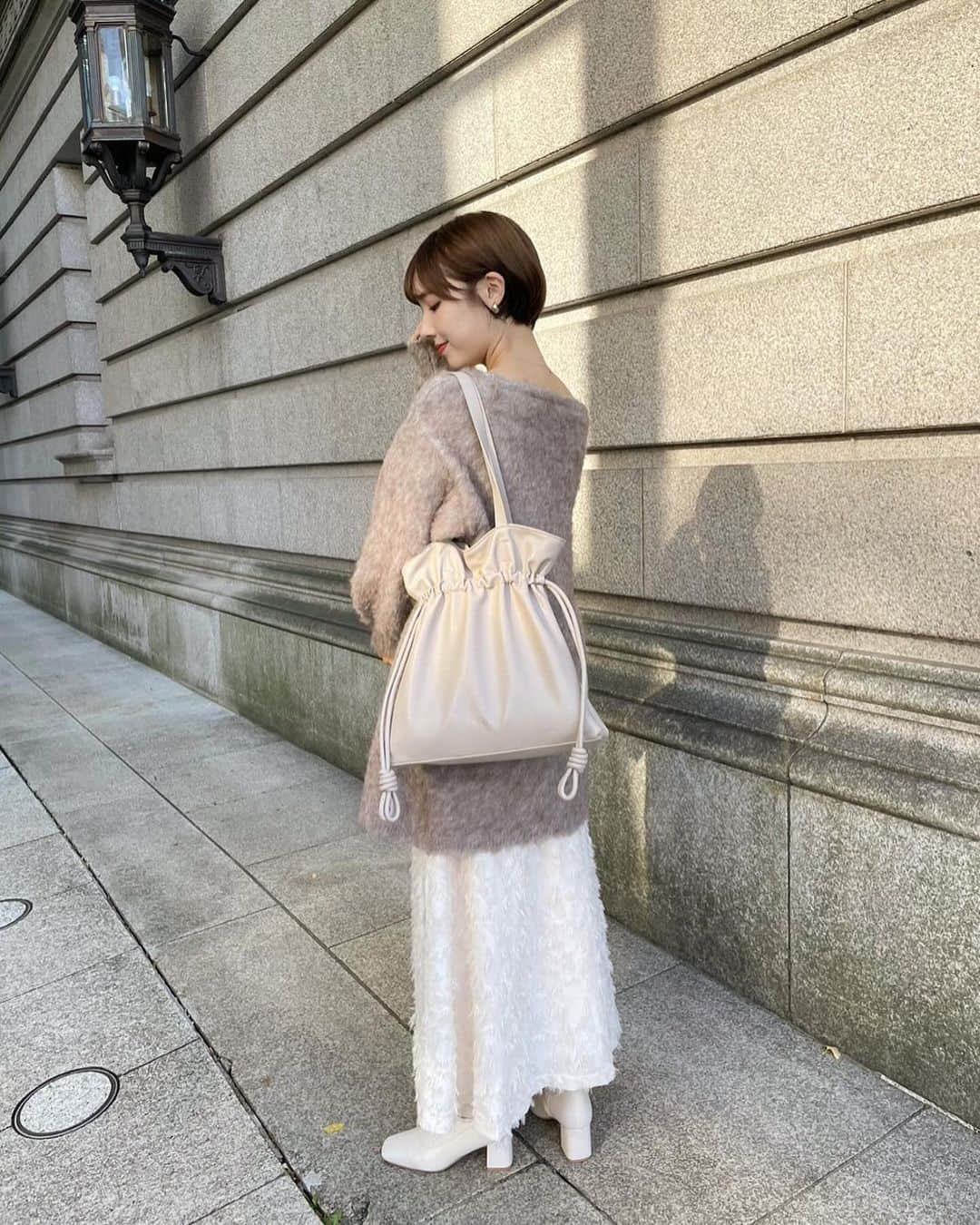 mellowneonさんのインスタグラム写真 - (mellowneonInstagram)「. . new original A4bag  12/15 12:00 release✍🏻  3日間限定10%offで5,930円(税込)✨  2way巾着合皮トートバッグ👜 beige / mocha / black  PCやA4ファイル、うちわも入る大容量かつ、 高級感のある合皮生地や、ゴールドロゴ、 サイドに垂れる紐部分のデザインもポイント。  巾着型とスクエア型2wayでご使用いただけます◎  チャック付きポケットや、スマホも入る大きめのオープンポケットもあり、 通勤通学から普段のお出かけにも使いやすいいちおしバッグです。  #大容量バッグ #バッグの中身 #通学バッグ#a4バッグ#トートバッグ#通勤バッグ」12月13日 18時56分 - mellow_neon