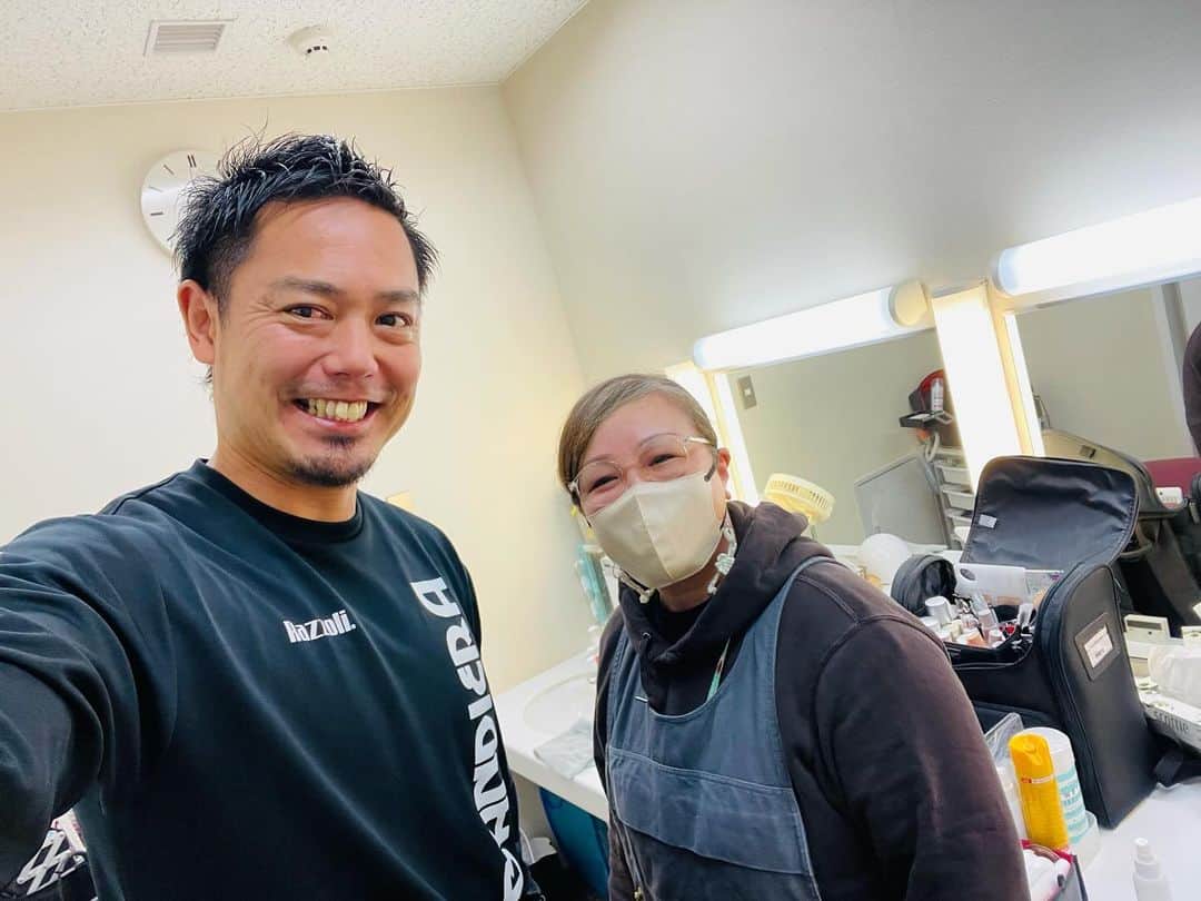 片山真人さんのインスタグラム写真 - (片山真人Instagram)「【ガチャスタグラム 仕事篇】  2023シーズンの年内出演予定終了🗓️ SBC『ずくだせテレビ』の皆さんありがとう😊 見てくれたみんなもありがと＆また来年もよろしくです✌️  #メディア 仕事📺 #sbc  #信越放送 🤝 #ずくだせテレビ ✨ #6ちゃんねる 6️⃣ @sbctv6ch 📱 @sbc_announcer 📱  毎回生放送2時間⏰📺  #県内 のいろんな出来事がわかる地元密着番組😁 #放送開始 初期からお世話になってます🙌 #3時はららら からのバージョンアップ⤴️  #松本山雅fc コーナーの『ずくだせ山雅』もあるで⚽️ #スポンサー 様でもある✨  毎回SBCアナウンサーのみんなもありがとう😁 メイクのなおみさんも毎回ありがとう😊  また2024年もよろしくです😃  #片山真人 #ガチャ 月2レギュラー✌️ #盛り上げ隊 ⤴️ #コメンテーター 🎙️ ※ずくポーズに勝手にらららポーズをプラスしました😏 ※誰が栗頭やねん🌰🤛笑  今年もほんまに山雅共々お世話になりました🙌 #感謝 ✨  俺の出演は終わったけど、番組はまだまだ続きます💨 お楽しみに👍📺  #テレビ のチカラ💪 #無限大 ♾️ #onesoul ☝️」12月13日 19時06分 - gachastagram.11