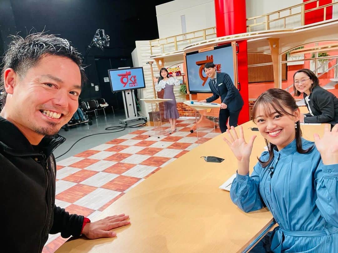 片山真人さんのインスタグラム写真 - (片山真人Instagram)「【ガチャスタグラム 仕事篇】  2023シーズンの年内出演予定終了🗓️ SBC『ずくだせテレビ』の皆さんありがとう😊 見てくれたみんなもありがと＆また来年もよろしくです✌️  #メディア 仕事📺 #sbc  #信越放送 🤝 #ずくだせテレビ ✨ #6ちゃんねる 6️⃣ @sbctv6ch 📱 @sbc_announcer 📱  毎回生放送2時間⏰📺  #県内 のいろんな出来事がわかる地元密着番組😁 #放送開始 初期からお世話になってます🙌 #3時はららら からのバージョンアップ⤴️  #松本山雅fc コーナーの『ずくだせ山雅』もあるで⚽️ #スポンサー 様でもある✨  毎回SBCアナウンサーのみんなもありがとう😁 メイクのなおみさんも毎回ありがとう😊  また2024年もよろしくです😃  #片山真人 #ガチャ 月2レギュラー✌️ #盛り上げ隊 ⤴️ #コメンテーター 🎙️ ※ずくポーズに勝手にらららポーズをプラスしました😏 ※誰が栗頭やねん🌰🤛笑  今年もほんまに山雅共々お世話になりました🙌 #感謝 ✨  俺の出演は終わったけど、番組はまだまだ続きます💨 お楽しみに👍📺  #テレビ のチカラ💪 #無限大 ♾️ #onesoul ☝️」12月13日 19時06分 - gachastagram.11