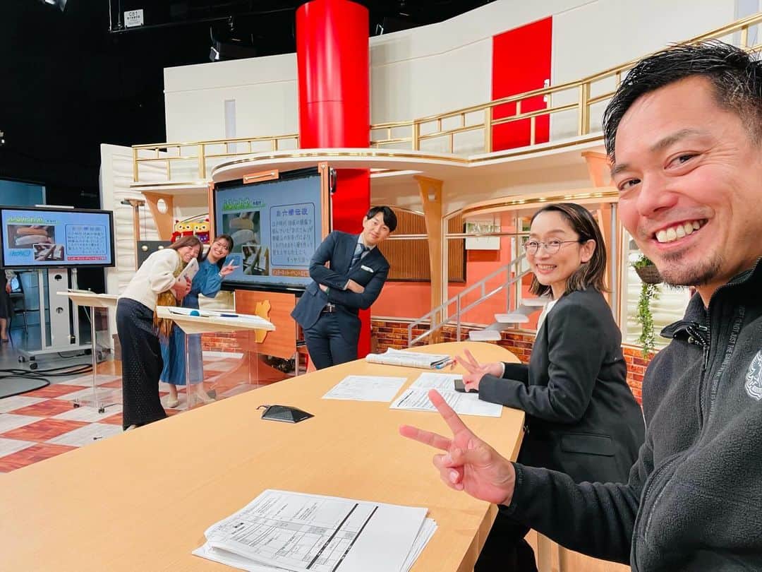 片山真人さんのインスタグラム写真 - (片山真人Instagram)「【ガチャスタグラム 仕事篇】  2023シーズンの年内出演予定終了🗓️ SBC『ずくだせテレビ』の皆さんありがとう😊 見てくれたみんなもありがと＆また来年もよろしくです✌️  #メディア 仕事📺 #sbc  #信越放送 🤝 #ずくだせテレビ ✨ #6ちゃんねる 6️⃣ @sbctv6ch 📱 @sbc_announcer 📱  毎回生放送2時間⏰📺  #県内 のいろんな出来事がわかる地元密着番組😁 #放送開始 初期からお世話になってます🙌 #3時はららら からのバージョンアップ⤴️  #松本山雅fc コーナーの『ずくだせ山雅』もあるで⚽️ #スポンサー 様でもある✨  毎回SBCアナウンサーのみんなもありがとう😁 メイクのなおみさんも毎回ありがとう😊  また2024年もよろしくです😃  #片山真人 #ガチャ 月2レギュラー✌️ #盛り上げ隊 ⤴️ #コメンテーター 🎙️ ※ずくポーズに勝手にらららポーズをプラスしました😏 ※誰が栗頭やねん🌰🤛笑  今年もほんまに山雅共々お世話になりました🙌 #感謝 ✨  俺の出演は終わったけど、番組はまだまだ続きます💨 お楽しみに👍📺  #テレビ のチカラ💪 #無限大 ♾️ #onesoul ☝️」12月13日 19時06分 - gachastagram.11