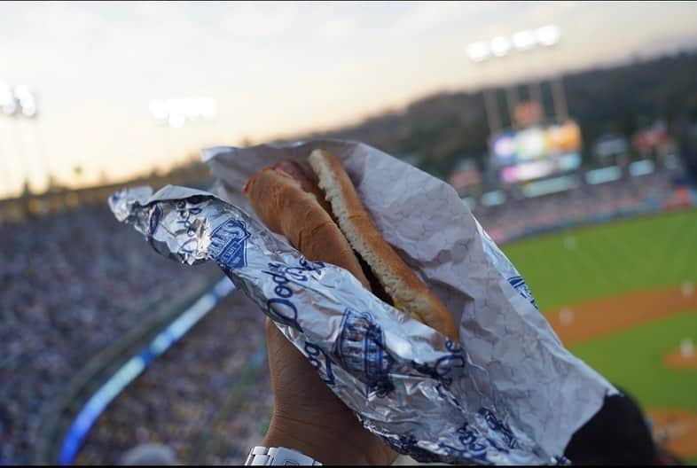 服部優陽さんのインスタグラム写真 - (服部優陽Instagram)「話題のドジャースタジアム⚾️  グルメも写真スポットも充実していて 個人的に1番楽しいボールパークでした！  #ドジャース #ドジャースタジアム　#doders #doderstadium #LA #dodgersdugout」12月13日 19時07分 - hattori.yuhi_ktv