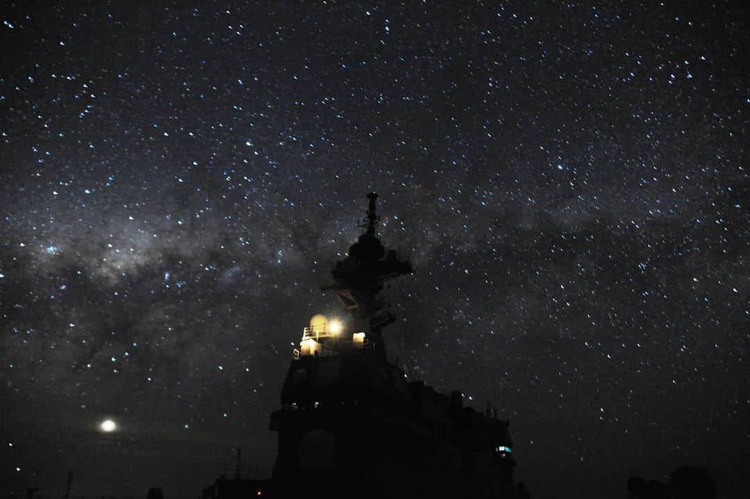 海上自衛隊のインスタグラム：「今夜から１５日の３夜にかけて #ふたご座流星群 が見ごろのようです！  こちらは、艦上から見た星空ですが、 こんな星空見れたらいいですね～🌠  #ここでしか見れない景色 #星空 #流れ星 #星に願いを」
