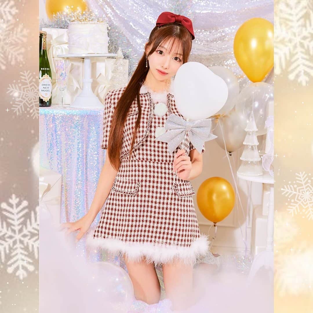 DazzyStoreさんのインスタグラム写真 - (DazzyStoreInstagram)「𝑁𝑒𝑤 𝐴𝑟𝑟𝑖𝑣𝑎𝑙 ♡  🏷フェザーツイードジャケット&ワンピースセットアップ No : ao76002 Price : ¥8,228 (tax in) Color : red Size : XS / S / M  ツイード地にフェザーをあしらった 上品キュートなジャケット＆ワンピース👗 ワンピースは背中開き×ノースリーブで 一枚で着用すると程よくセクシーな雰囲気に✨ サンタ風デザインがホリデーシーズンに ぴったりの一着です🪄  @petitmadeleine_official TOPページよりCheck🩰  ▸◂ ┄ ▸◂ ┄ ▸◂ ┄ ▸◂ ┄ ▸◂ ┄ ▸◂ ┄ ▸◂  Petit Madeleine (プティマドレーヌ) produce by @smzk0227  小柄な女の子が可愛く着れる 「小さい」を魅力に変える魔法のドレス。♡  ▸◂ ┄ ▸◂ ┄ ▸◂ ┄ ▸◂ ┄ ▸◂ ┄ ▸◂ ┄ ▸◂  #petitmadeleine #プティマドレーヌ #プティマ #桜井みづき #低身長コーデ #キャバ嬢コーデ #sサイズコーデ #低身長女子 #低身長ファッション #低身長ドレス #ドレス #キャバドレス #キャバ嬢ドレス #ナイトドレス #プチプラ #高見えコーデ #パーティードレス #お呼ばれドレス #キャバドレス通販 #ドレス通販  #ジャングル東京 #六本木 #華奢 #デイジーストア #dazzystore #ドレス買うならdazzy #dazzy #サンタコス #サンタコスプレ」12月13日 19時01分 - dazzy_official