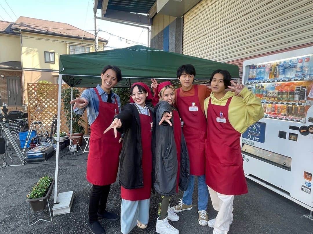 泥濘の食卓さんのインスタグラム写真 - (泥濘の食卓Instagram)「.  #齊藤京子(#日向坂46)主演 パラサイト不倫ドラマ🌷『泥濘(ぬかるみ)の食卓』  ／ #ぬかしょく 🩷🖤 最終回放送まであと3️⃣日 ＼  本日は…スーパー「すずらん」従業員ズ🥕🥩🐟 アットホームな職場です😉✌️ 一緒に働きませんか❓笑  SNSで話題❗新進気鋭の漫画家・伊奈子の衝撃作を実写化💥 TVerでは『#泥濘の食卓』第1話～3話＆8話を無料配信中📺 最終回は12月16日(土)よる11時30分から1時間SPでお送りします🌃 衝撃の結末を是非見届けてください…❗ その前に❗TVerで過去回を是非復習してください🙏 https://tver.jp/series/sr1efyhzb4  #泥濘の食卓 #ぬかしょく #伊奈子 #齊藤京子 #日向坂46 #吉沢悠 #櫻井海音 #原菜乃華 #戸田菜穂 #筒井真理子 #未来 #水嶋凜 #岩瀬洋志」12月13日 19時03分 - nukarumi_ex
