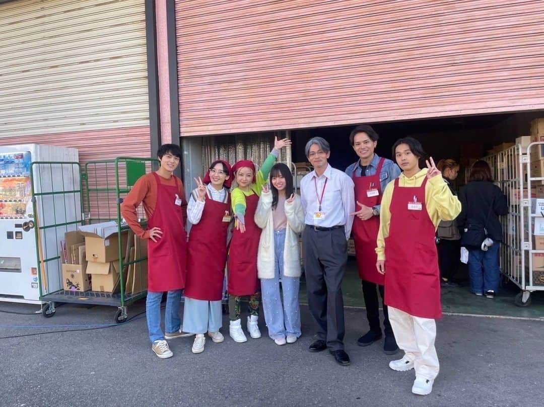 泥濘の食卓さんのインスタグラム写真 - (泥濘の食卓Instagram)「.  #齊藤京子(#日向坂46)主演 パラサイト不倫ドラマ🌷『泥濘(ぬかるみ)の食卓』  ／ #ぬかしょく 🩷🖤 最終回放送まであと3️⃣日 ＼  本日は…スーパー「すずらん」従業員ズ🥕🥩🐟 アットホームな職場です😉✌️ 一緒に働きませんか❓笑  SNSで話題❗新進気鋭の漫画家・伊奈子の衝撃作を実写化💥 TVerでは『#泥濘の食卓』第1話～3話＆8話を無料配信中📺 最終回は12月16日(土)よる11時30分から1時間SPでお送りします🌃 衝撃の結末を是非見届けてください…❗ その前に❗TVerで過去回を是非復習してください🙏 https://tver.jp/series/sr1efyhzb4  #泥濘の食卓 #ぬかしょく #伊奈子 #齊藤京子 #日向坂46 #吉沢悠 #櫻井海音 #原菜乃華 #戸田菜穂 #筒井真理子 #未来 #水嶋凜 #岩瀬洋志」12月13日 19時03分 - nukarumi_ex