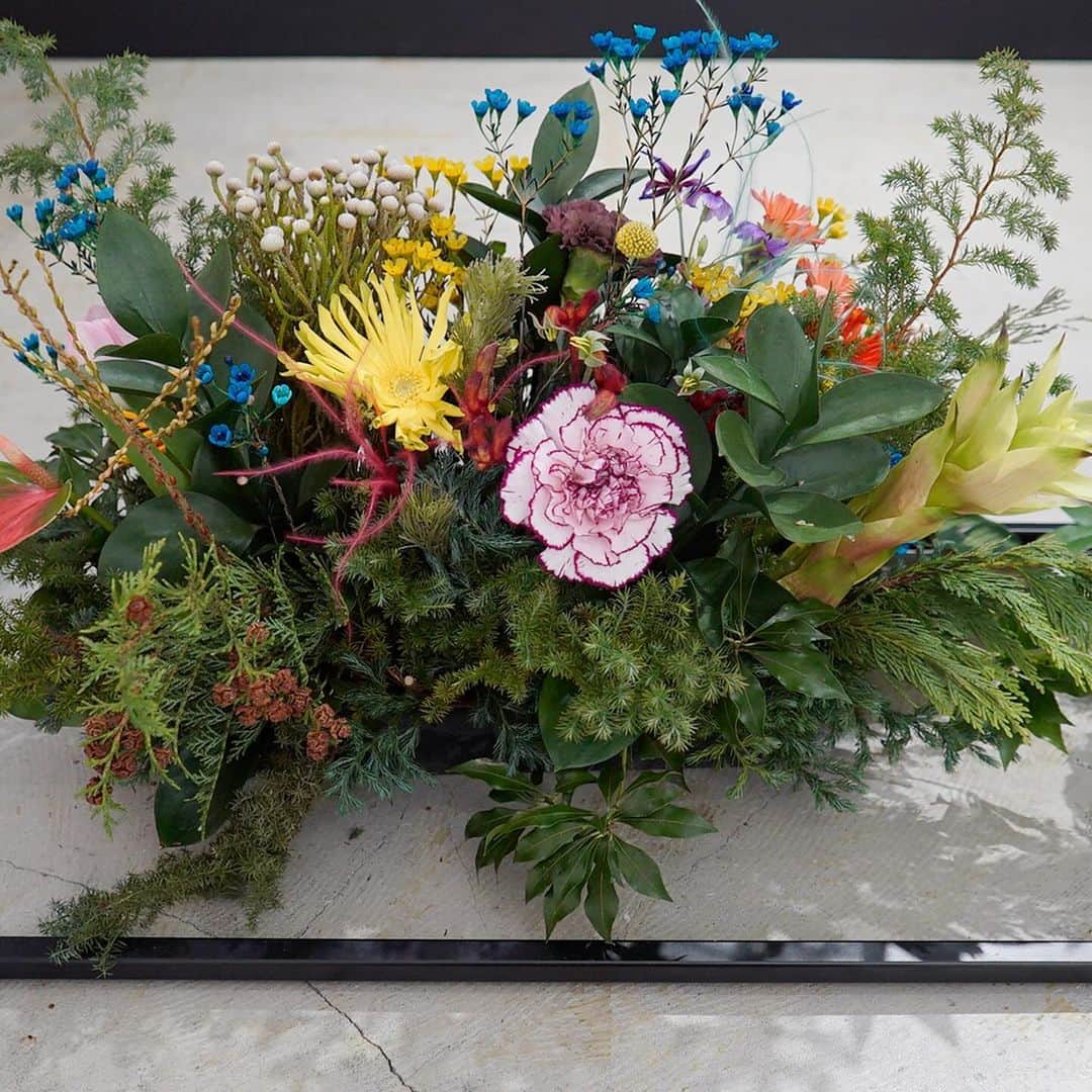 GINZA SONY PARK PROJECTさんのインスタグラム写真 - (GINZA SONY PARK PROJECTInstagram)「【店内を彩る花々 / Colors and flowers spreads in the store】  『花のLoveletter』の期間中、Sony Park MiniにはLOVELETTER店主memeさんによる生け込みも並んでいます。  色鮮やかな花々や緑に囲まれた空間で西銀座駐車場コーヒーのドリンクをお楽しみください。  鉢物は、購入いただくこともできます。  During this "Flower Loveletter" program, Sony Park Mini is also filled with colorful flower arrangements. Have a nice coffee time from Nishi-Ginza Parking Coffee, surrounded by flowers.  @loveletter_meme  #花のLoveletter #LoveLetter #FlowerShop #花屋 #銀座ギャラリー #銀座アート巡り #SonyParkMini #SonyPark #Ginza #GinzaSonyParkProject」12月13日 19時03分 - ginzasonypark