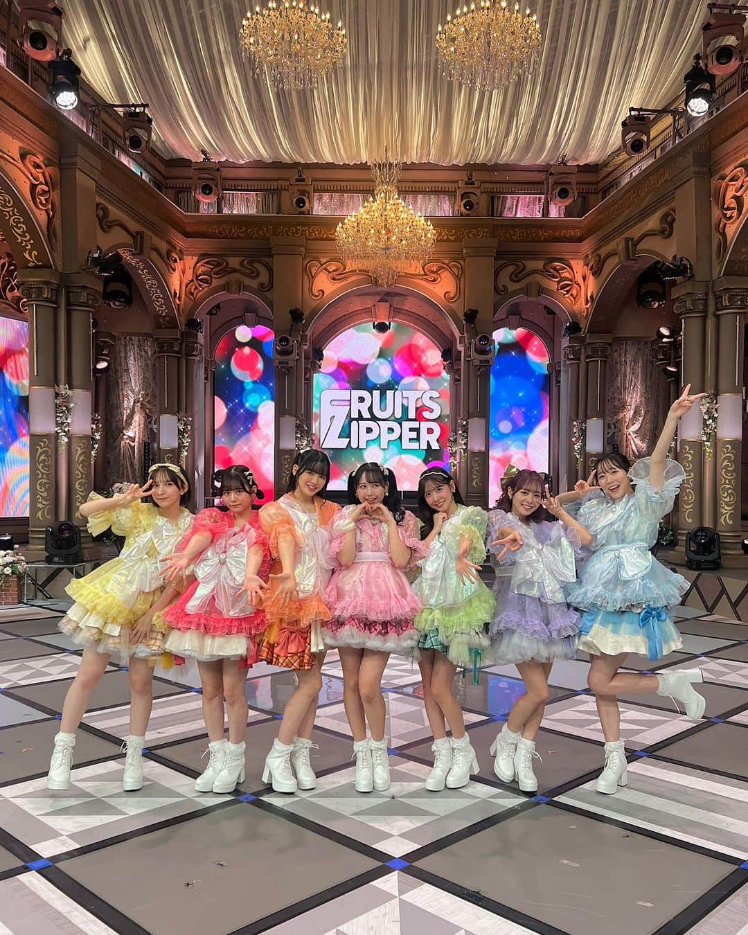 FRUITS ZIPPERのインスタグラム：「🪩 2023 FNS歌謡祭 -第二夜-🪩  初パフォーマンスさせて頂きました！✨  「わたしの一番かわいいところ」これからもたくさん愛してくださいね〜💗💗  💛早瀬ノエル(はやせ のえる) @noel_hayase  ❤️月足天音(つきあし あまね) @am1026_official  🧡鎮西寿々歌(ちんぜい すずか) @tarasuzuka24  🩷松本かれん(まつもと かれん) @__matsumotokaren  💚櫻井優衣(さくらい ゆい) @yui.sakurai_7  💜仲川瑠夏(なかがわ るな) @luna_7373  🩵真中まな(まなか まな) @manafy_baby   アソビシステムが手掛ける、アイドル文化を世界に向けて発信する新プロジェクト「KAWAII LAB.」より誕生した新アイドルグループ。  「原宿から世界へ」をコンセプトに、多様なカルチャーの発信地、個性の集まるファッションの街“原宿”から「NEW KAWAII」を発信していく。  Producer：木村ミサ @misaxmas   #FRUITSZIPPER #ふるっぱー #fns歌謡祭 #わたかわ  #フルーツジッパー #idol #アイドル #fyp」