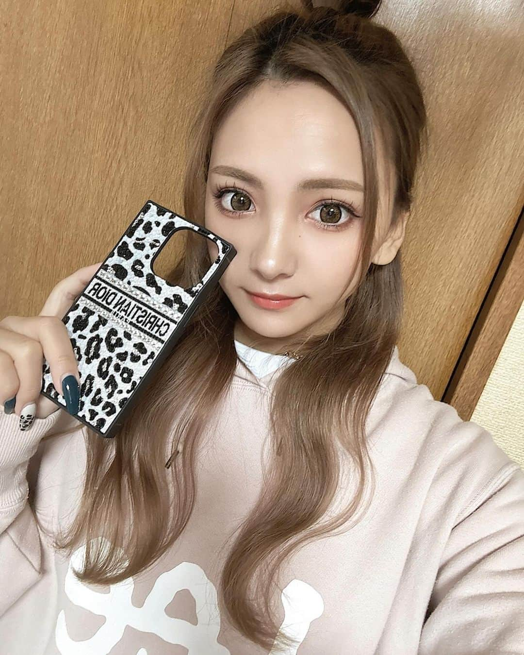 西谷麗菜さんのインスタグラム写真 - (西谷麗菜Instagram)「New iPhoneケース🤳🏽✨ . . . ぎゃるいiPhoneケースGET🌺 ボタンも押しやすくて使いやすい〜〜🩵 @decoshop_decopatch  #iphoneケース #pr」12月13日 19時05分 - __reeechangram__