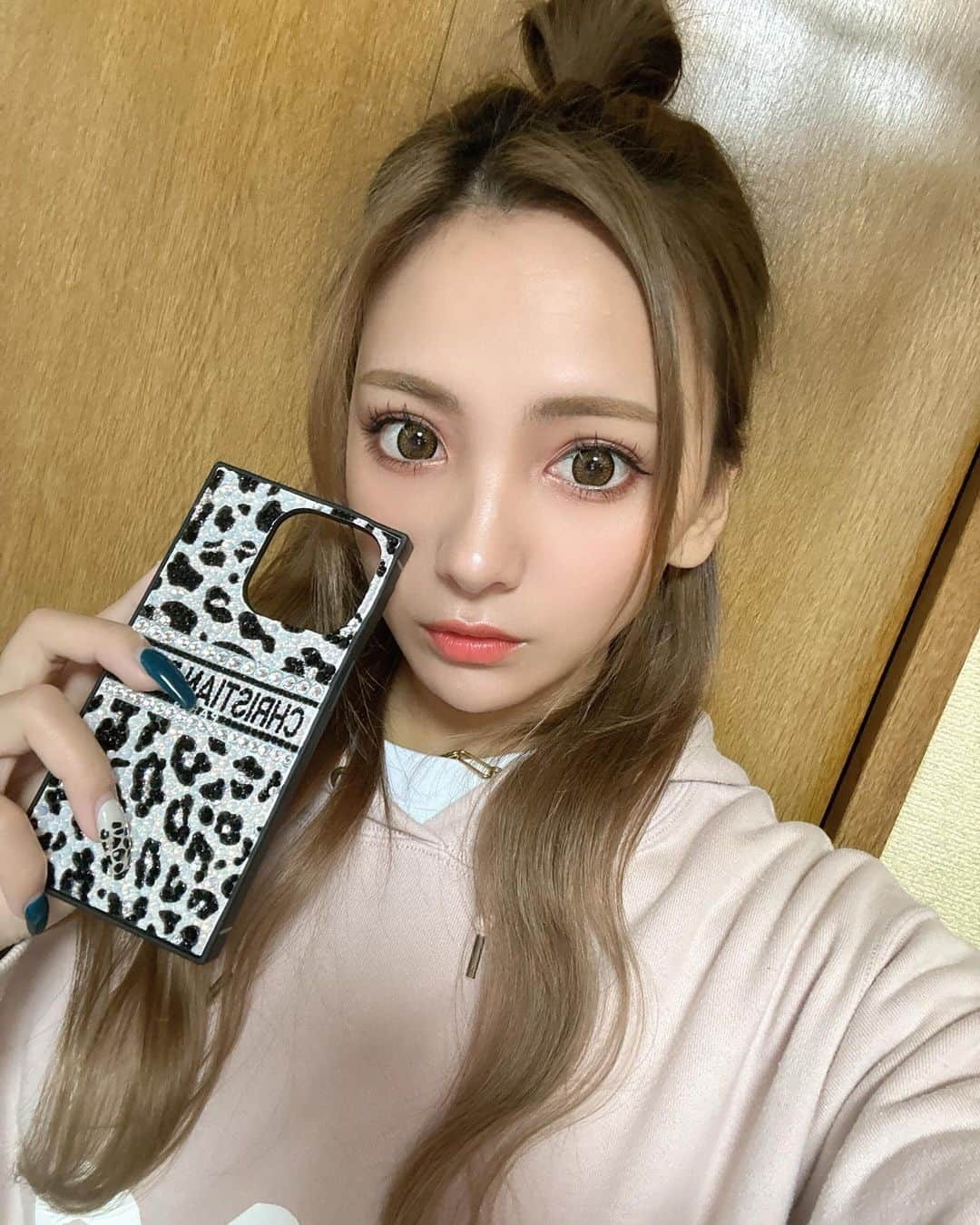 西谷麗菜さんのインスタグラム写真 - (西谷麗菜Instagram)「New iPhoneケース🤳🏽✨ . . . ぎゃるいiPhoneケースGET🌺 ボタンも押しやすくて使いやすい〜〜🩵 @decoshop_decopatch  #iphoneケース #pr」12月13日 19時05分 - __reeechangram__