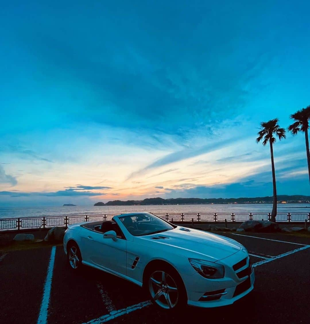 マイケル富岡のインスタグラム：「癒し時間…mokoと海クルージング♡ #beach #surf #cruise #mybabe #mercedesbenz #sl #amg #actor #actorslife #shooting #マイケル富岡 #俳優 #タレント #愛犬 #愛犬家 #癒し #撮影 #海 #ドライブ #秘密基地 #beachhouse #generalamericanhome #jfish #seadoo」