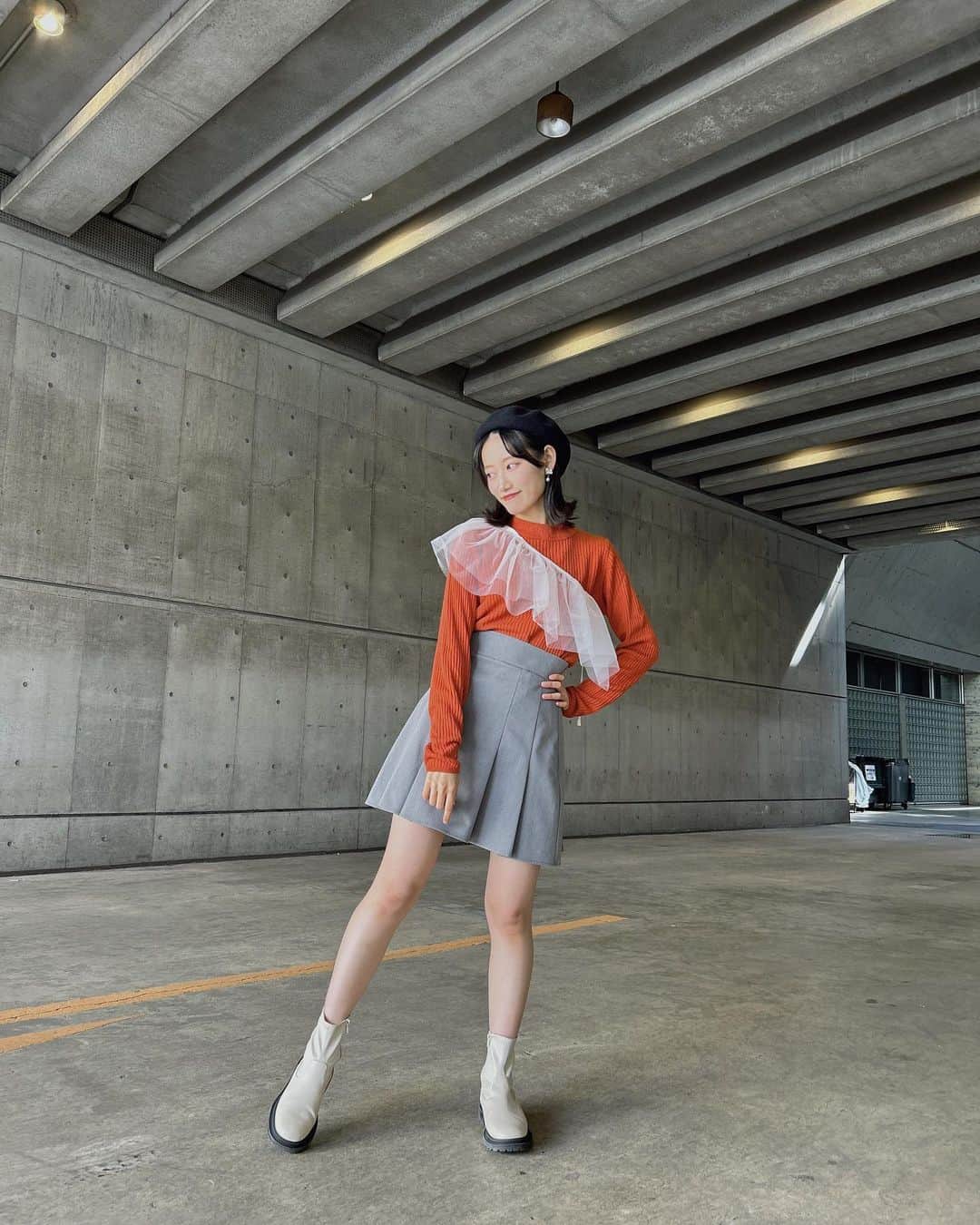 黒須遥香さんのインスタグラム写真 - (黒須遥香Instagram)「鳥コーデ🦆  .  鳥の羽根を意識したひらひらの肩掛けがポイントです☺︎  これ本当は付け襟なのですが、お洋服屋さんの店員さんがみんなこうやってつけてたので、真似っこしました✨  オレンジ？赤？色とベレー帽で秋っぽく🍂      最後の２枚は鳥になってます🦅 鳥コーデで虜にしちゃうよ〜☺︎  .  #鳥コーデ  #つけ襟コーデ #ベレー帽」12月13日 19時17分 - kuros.mile_haruka