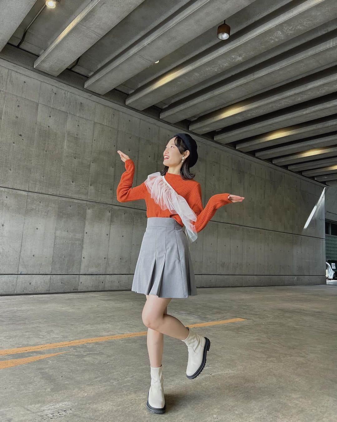 黒須遥香さんのインスタグラム写真 - (黒須遥香Instagram)「鳥コーデ🦆  .  鳥の羽根を意識したひらひらの肩掛けがポイントです☺︎  これ本当は付け襟なのですが、お洋服屋さんの店員さんがみんなこうやってつけてたので、真似っこしました✨  オレンジ？赤？色とベレー帽で秋っぽく🍂      最後の２枚は鳥になってます🦅 鳥コーデで虜にしちゃうよ〜☺︎  .  #鳥コーデ  #つけ襟コーデ #ベレー帽」12月13日 19時17分 - kuros.mile_haruka