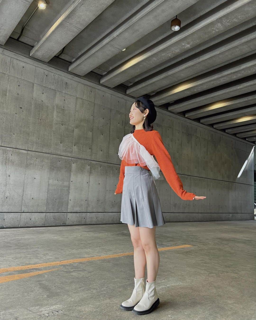 黒須遥香さんのインスタグラム写真 - (黒須遥香Instagram)「鳥コーデ🦆  .  鳥の羽根を意識したひらひらの肩掛けがポイントです☺︎  これ本当は付け襟なのですが、お洋服屋さんの店員さんがみんなこうやってつけてたので、真似っこしました✨  オレンジ？赤？色とベレー帽で秋っぽく🍂      最後の２枚は鳥になってます🦅 鳥コーデで虜にしちゃうよ〜☺︎  .  #鳥コーデ  #つけ襟コーデ #ベレー帽」12月13日 19時17分 - kuros.mile_haruka