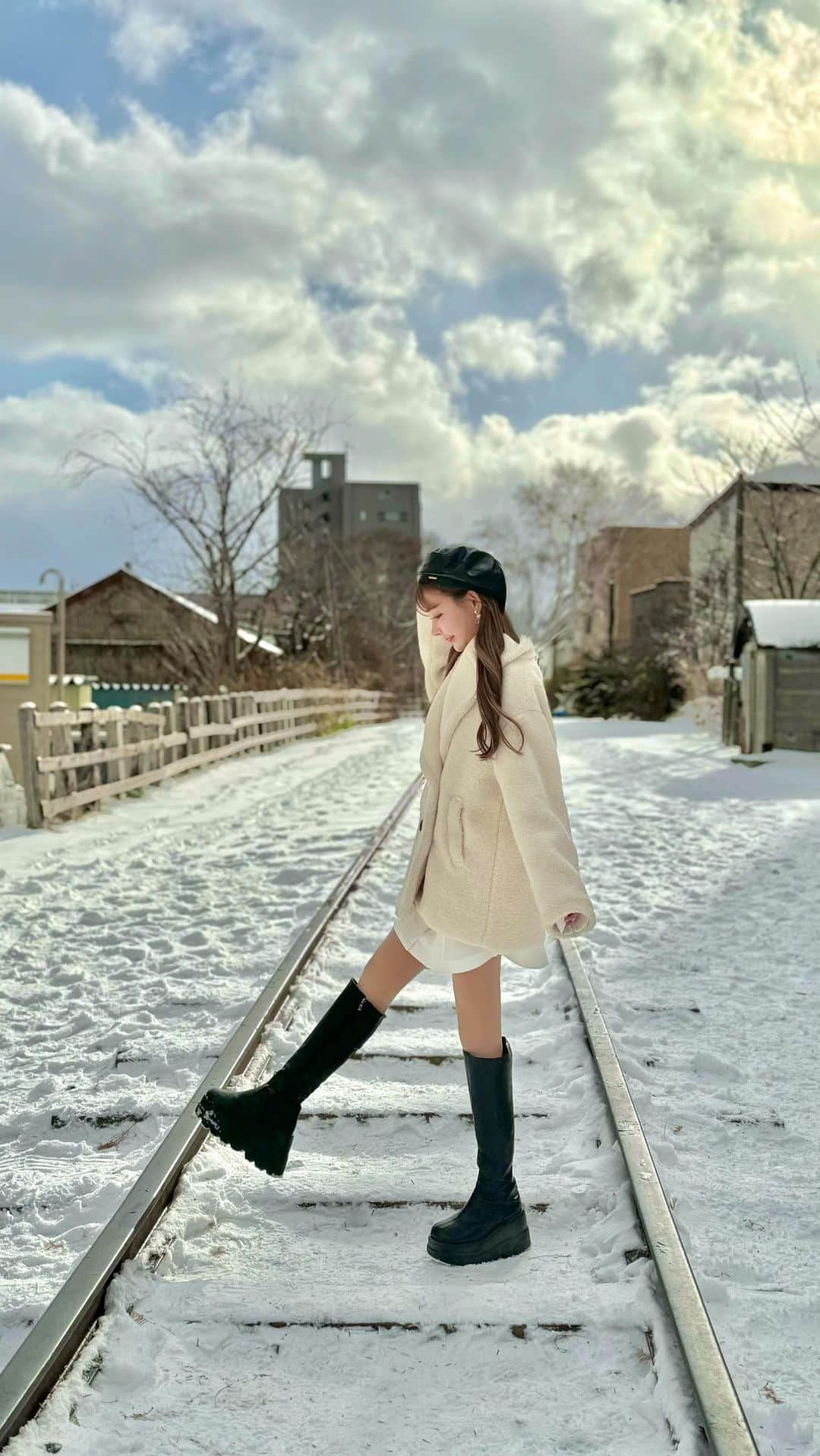 吉川ちかのインスタグラム：「北海道旅行で 小樽へ行きました🥺🩷 雪が降ってたから真っ白だったよ！  駅へ行く途中に廃線になった 旧手宮線があって 貴重な線路跡であるのと同時に 線路の上を実際に歩くことができるの👏💕 素敵な場所でした！  その後は、小樽駅の三角市場へ！ めちゃくちゃ賑わってました🤣🩷 巨大なカニがいっぱいで迫力凄かったよ！ 楽しかったぁ！  #小樽駅#三角市場#小樽三角市場#北海道旅行#旧手宮線跡地 #小樽観光#小樽駅」