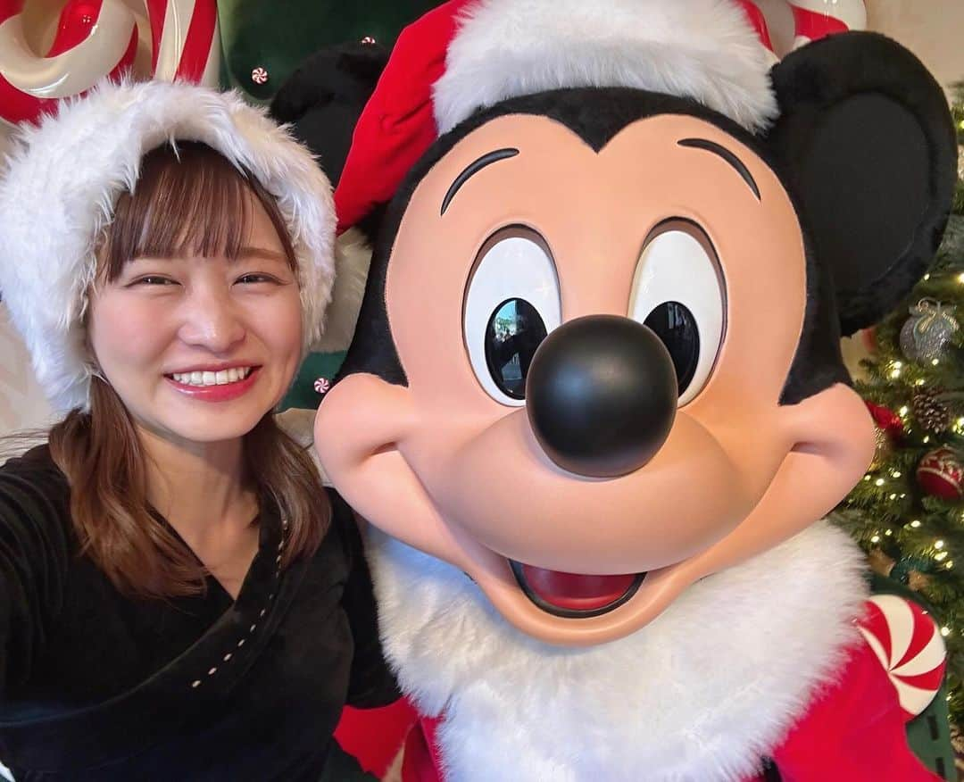 伊藤かりんさんのインスタグラム写真 - (伊藤かりんInstagram)「. . 街中がクリスマスムードで 毎日ウキウキするね🌲❤️  .  街を歩いていたら、  3歳ぐらいの娘さんに 「なにか欲しいものないの〜？」 と必死にリサーチしてるお父さんがいて ふふふ☺️という気持ちになりました🎅🏻 . . . #香港ディズニーランド #hkdl #hongkong #hongkongdisneyland #香港ディズニーランドホテル #hongkongdisneylandhotel #香港ディズニー #香港迪士尼樂園 #香港迪士尼 #香港旅行 #香港」12月13日 19時20分 - karin___ito