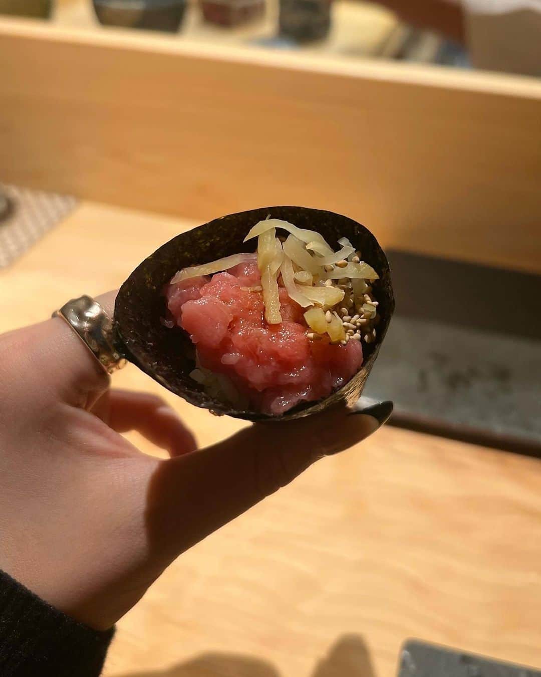 深結さんのインスタグラム写真 - (深結Instagram)「大好きな高校からのお友達と大阪旅行行ってご褒美に @kaikou_sushi に…🍣✨  全部美味しすぎてずっと美味しすぎるって連呼してた^_^笑 また絶対行きたい🫶🏻  特にトロたくと海老美味しすぎたーーあっ  #大阪グルメ #鮨 #寿司 #北新地」12月13日 19時22分 - __ange02