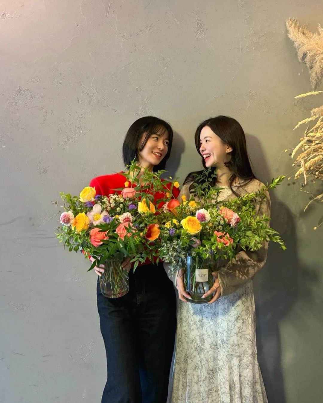 ハヌルのインスタグラム：「10년째 우리 망냉이💛 채영이랑 ㅋㅋ 사실 채영이랑 저랑은 10년전에 같은 걸그룹 연습생 맴버였어요 ㅋㅋㅋㅋ 숙소생활까지 같이했었다는....... ㅋㅋㅋ  저는 춤을 너무 못춰서 일년을 못채우고 그만뒀습니당ㅋㅋㅋ  그때 19살 저 20살 참 칠칠맞은 저를 잘 챙겨주는 언니같은 동생이었는데 지금도 임신 출산 육아 선배로서 엄청 든든하게 잘 챙겨쥬는 채영이✨  일주일에 한번 꽃꽂이 때문에 만나는데 이 시간이 너무 소즁한거있죠💛  하리보도 즐거운 하루 보냈나요!!! 저는 오늘 샤크로 머리하고 나갔더니 볼륨 대애박✨ㅋㅋ 처음 쓰시면 아직 안 익숙할수있는데 몇번 쓰다보면 저처럼 5분컷 가능하실거에요💛」