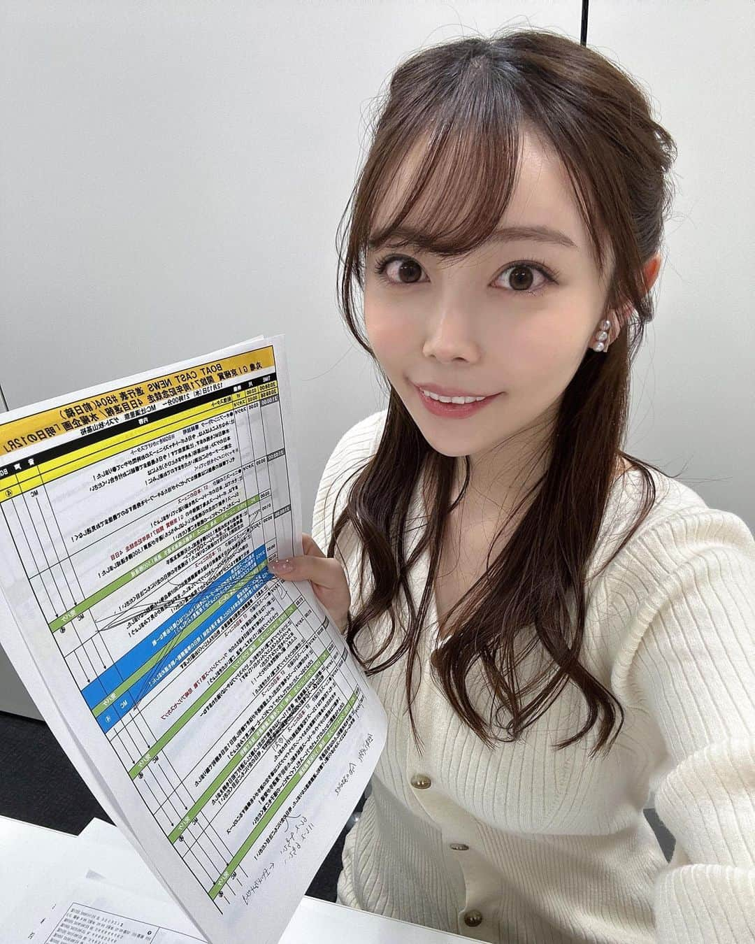 辻満里奈のインスタグラム：「本日も21時からです🌟 JLC専属解説者の秋山さんと一緒☺️  お弁当が大好きなまい泉ので嬉しい🐷🤍笑 @maisenjp   今夜もよろしくお願いします☃️ https://boatcast.jp  #boatcastnews #boatraceプレミア #ボートレース #ボートキャスト #ボートキャストニュース #衣装 #mischmasch #dynamiteboatrace #ハーフアップ #ヘアアレンジ #六本木 #まい泉 #アナウンサー #セントフォース #辻満里奈」