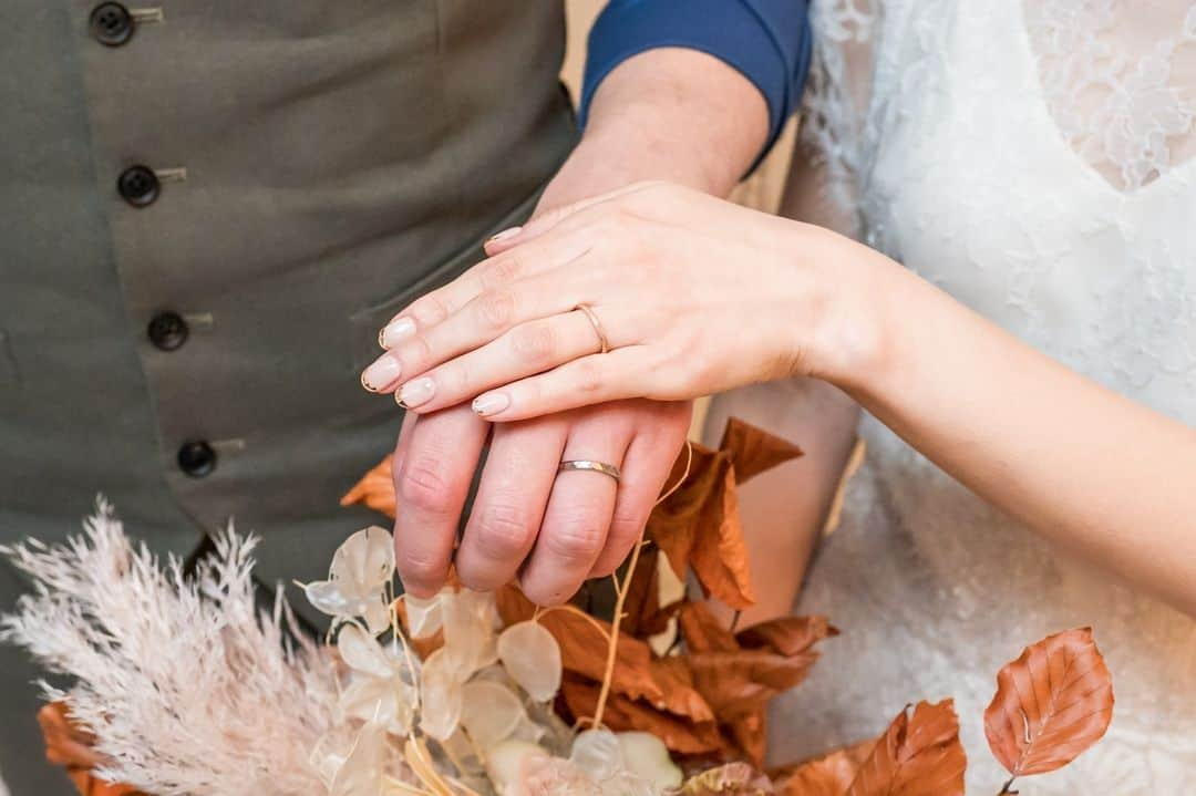 ラバンクドロアのインスタグラム：「* * 結婚指輪💍 * おふたりの愛の証です♡ * * ルシェルブラン表参道はお洒落な トレンドショップの中にひっそりと佇む1軒家🍃 森の中にすいこまれるような緑いっぱいの エントランスをくぐっておふたりの隠れ家へ… 貸し切りで過ごせるプライベート空間を 思いっきり楽しむ♪ 最高のおもてなしWeddingを叶える お手伝いをさせていただきます！ * * ▷ブライダルフェア Instagramプロフィール画面HPよりご予約可能です🌿 * * ルシェルブラン表参道 〒150-0001 東京都渋谷区神宮前5-17-22 * アクセス 明治神宮前駅より徒歩5分 表参道駅より徒歩6分 原宿駅より徒歩8分 * 複数駅利用可能でアクセス抜群！ キャットストリート沿いの貸切ウェディング♪ * * #lecielblanc #ルシェルブラン表参道  #ルシェルブラン #wedding  #weddingdress #flowers  #weddingphotography #bride  #結婚式 #花嫁 #ウェディングドレス  #表参道結婚式 #ゲストハウスウェディング  #フォトウェディング #ドレス選び #前撮り  #ウェディングフォト  #式場探し #ブライダルフェア #2023花嫁 #2024花嫁 #おしゃれ花嫁 #貸切ウェディング #ブーケ」