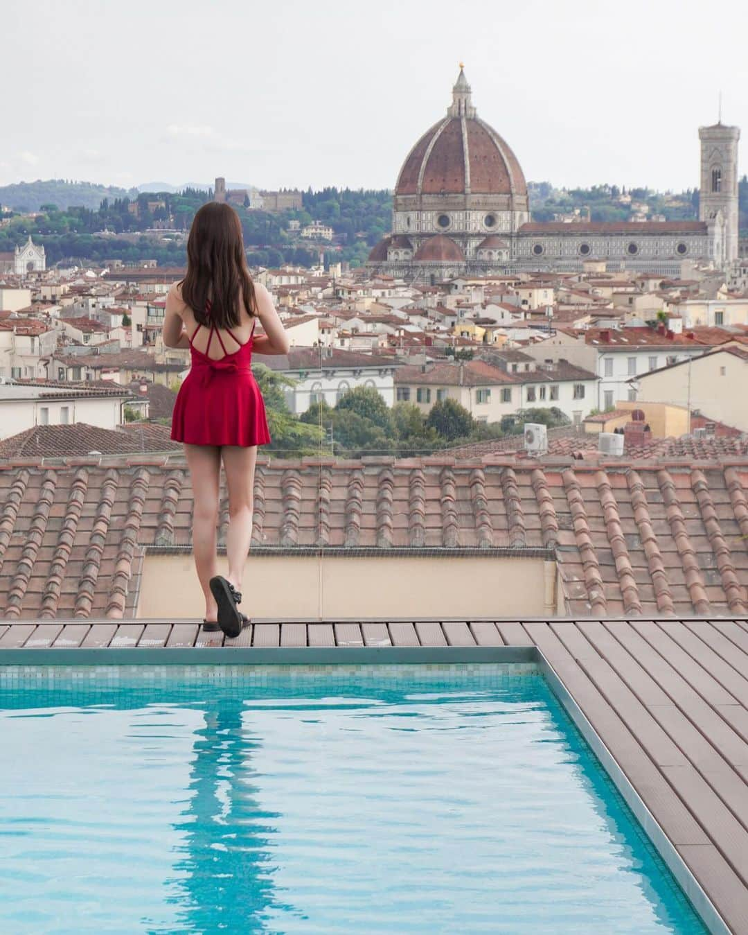 日野礼香のインスタグラム：「フィレンツェで宿泊したホテルのプールが最高すぎた🥹 The Social Hub Florence Lavagnini❤️  人生で1番絶景プールだったかも✨✨  #italy #italytravel #florence #firenze #florencetravel #trip #travel #tripstagram #pool #swimwear #thesocialhub #travelstagram #japanesegirl #イタリア #イタリア旅行 #フィレンツェ #フィレンツェ観光 #海外旅行 #旅好き #旅好き女子 #タビジョ #水着 #水着女子 #旅スタグラム #世界の絶景 #絶景 #プール #ルーフトップ #インフィニティプール #スカートで旅するchieru」