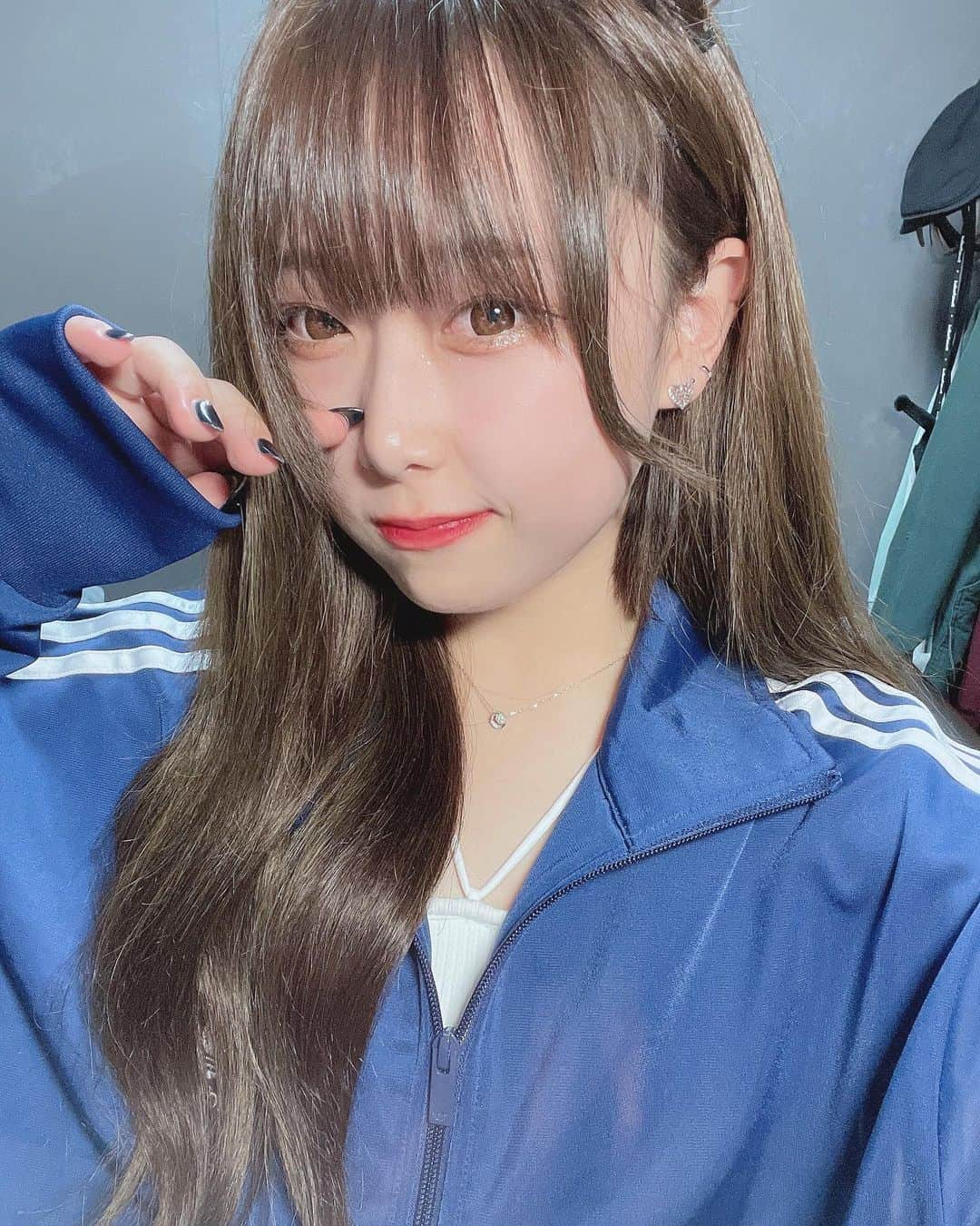 益田愛里沙のインスタグラム：「まつげパーマと眉カラーありがとうございましたっ🖤🐰 いっつもあずささんに目元可愛くしてもってふ…🫶🥺 ・ この時の私好評だったからいっぱい写真載せちゃった🫣」