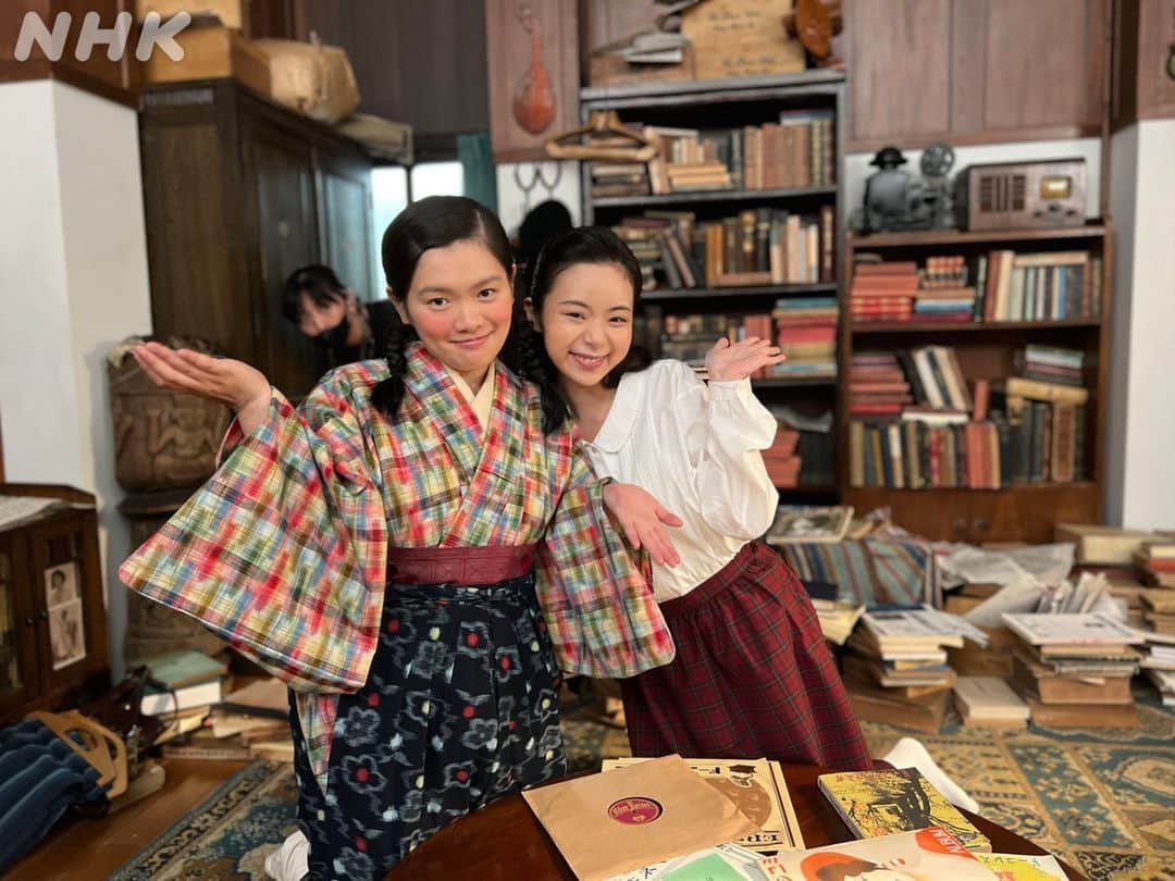 ブギウギさんのインスタグラム写真 - (ブギウギInstagram)「物であふれた愛助の部屋。  このお部屋、収集好きな方には共感できるお部屋かもしれません。 一見散らかっているように見えて、愛助にはどれも大切なお宝なんですよね。  テキパキと片づける手際が見事だったスズちゃんと小夜ちゃんでした。 どちらかというと愛助の気持ちがわかる側のスタッフからは「スズちゃん手加減して…」という声も…😅 お招きされたからには、せめて座れるスペースは欲しいところです。  #趣里 #富田望生 #スズちゃん #小夜ちゃん #ブギウギ #朝ドラ #オフショット」12月14日 8時20分 - asadora_bk_nhk