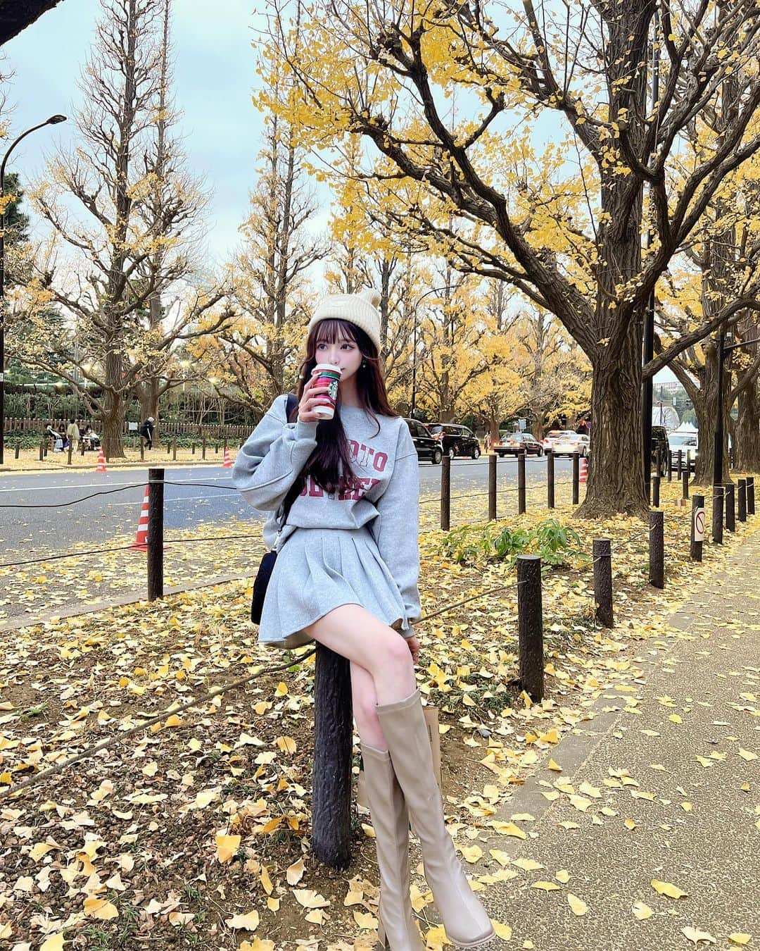 あやちゃんさんのインスタグラム写真 - (あやちゃんInstagram)「いちょう並木🍁💛 まだギリいけた☻これでラストかなあ🍂 @avectoi_official_ の新作スウェットセトア🤍 これかなり可愛いイチオシアイテム🥹 プリーツスカートもスウェット生地で珍しいし着回しきく✨ ニット帽合わせ可愛いなあ( ´,,•ω•,,`)♡  #いちょう並木 #外苑前いちょう並木 #紅葉スポット #紅葉デート #カジュアルコーデ #スウェットコーデ #ニット帽 #外苑前銀杏並木 #プリーツスカート #スタバ新作 #ロングブーツ」12月13日 19時50分 - aya.you.love.r