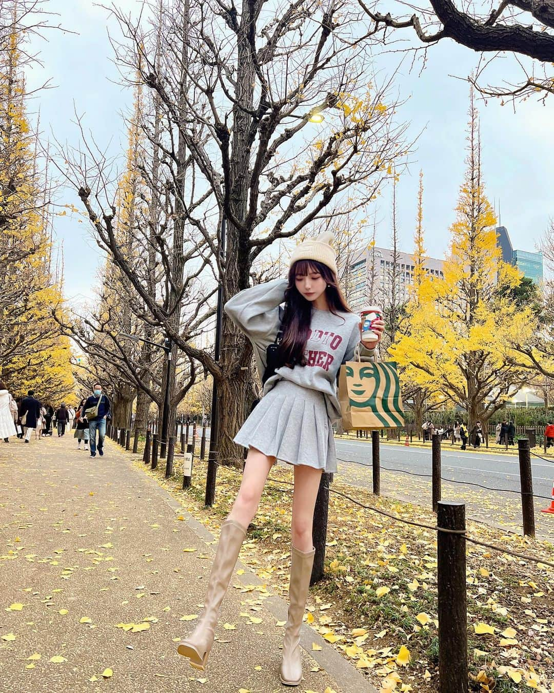 あやちゃんさんのインスタグラム写真 - (あやちゃんInstagram)「いちょう並木🍁💛 まだギリいけた☻これでラストかなあ🍂 @avectoi_official_ の新作スウェットセトア🤍 これかなり可愛いイチオシアイテム🥹 プリーツスカートもスウェット生地で珍しいし着回しきく✨ ニット帽合わせ可愛いなあ( ´,,•ω•,,`)♡  #いちょう並木 #外苑前いちょう並木 #紅葉スポット #紅葉デート #カジュアルコーデ #スウェットコーデ #ニット帽 #外苑前銀杏並木 #プリーツスカート #スタバ新作 #ロングブーツ」12月13日 19時50分 - aya.you.love.r