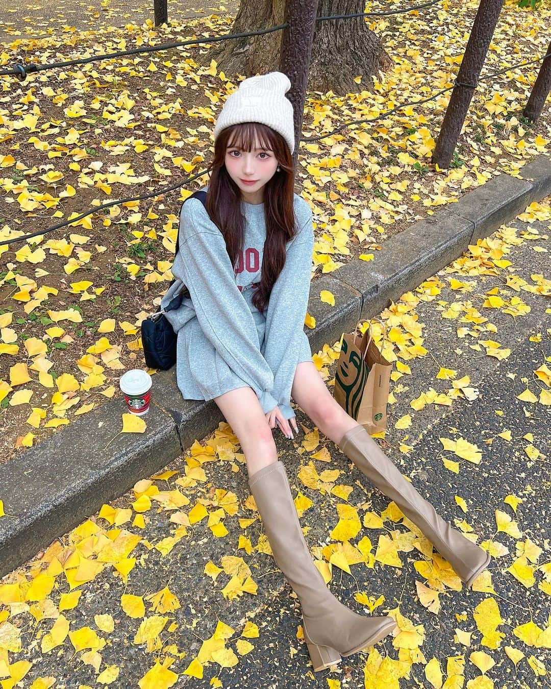 あやちゃんさんのインスタグラム写真 - (あやちゃんInstagram)「いちょう並木🍁💛 まだギリいけた☻これでラストかなあ🍂 @avectoi_official_ の新作スウェットセトア🤍 これかなり可愛いイチオシアイテム🥹 プリーツスカートもスウェット生地で珍しいし着回しきく✨ ニット帽合わせ可愛いなあ( ´,,•ω•,,`)♡  #いちょう並木 #外苑前いちょう並木 #紅葉スポット #紅葉デート #カジュアルコーデ #スウェットコーデ #ニット帽 #外苑前銀杏並木 #プリーツスカート #スタバ新作 #ロングブーツ」12月13日 19時50分 - aya.you.love.r