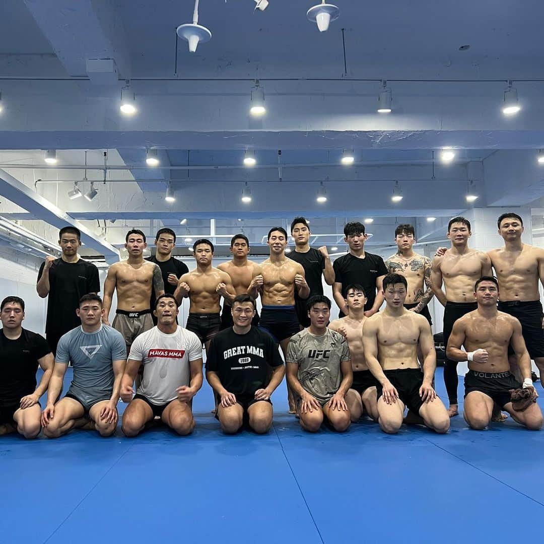 キム・ドンヒョンのインスタグラム：「오늘 또 새로운 고통을 맛보았다🥵🔥💪 #코리안좀비mma #koreanzombie #행복❤️ #sparring  . . 매번 신상 개발하는 찬성이🤣 @koreanzombiemma」