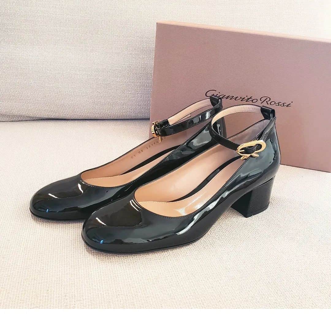 kyonkyon5577のインスタグラム：「大好きなジャンヴィトのかわいこちゃん👠がきた❣️ 久しぶりのパテントレザー👠 上質で金具もかわいくて💘💘💘 . . #gianvittorossi#ジャンヴィトロッシ#love」