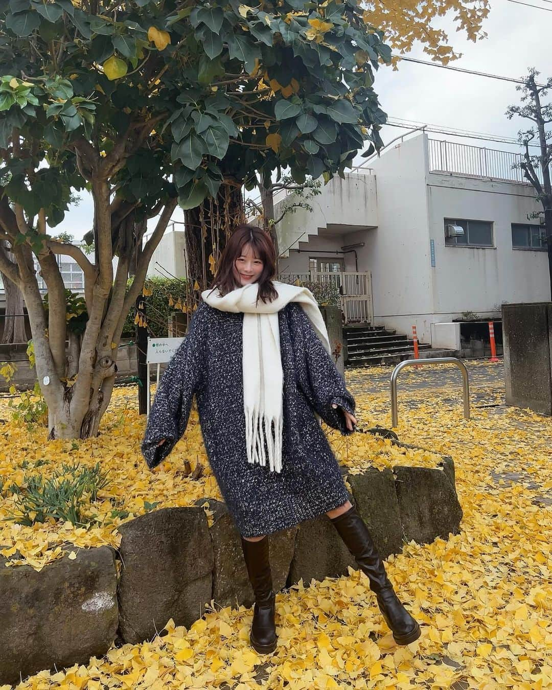 にたまごさんのインスタグラム写真 - (にたまごInstagram)「まだ紅葉あった🍂🍁🌛 ⁡ あったかかったり、さむくなったり、 寒暖差がすごいから体調に気をつけようね🐻 ⁡ 大きめニットとロングブーツであったかく👢 ⁡  @pinue_official のニット 、生地がすっごく可愛いくてお気に入り👗🧵🪡 ⁡ ⁡ ⁡葉っぱで作った♡は、私が作ったのではなく、実はこの前にいたカップルが作ってたやつ🤚🏼💛（笑） ⁡ ⁡ ⁡ ⁡ #150cm #150cmコーデ #低身長 #低身長コーデ  #低身長ファッション #低身長女子 #紅葉 #紅葉スポット  #ニット #ニットワンピース #ニットワンピ」12月13日 19時48分 - __nitamago__