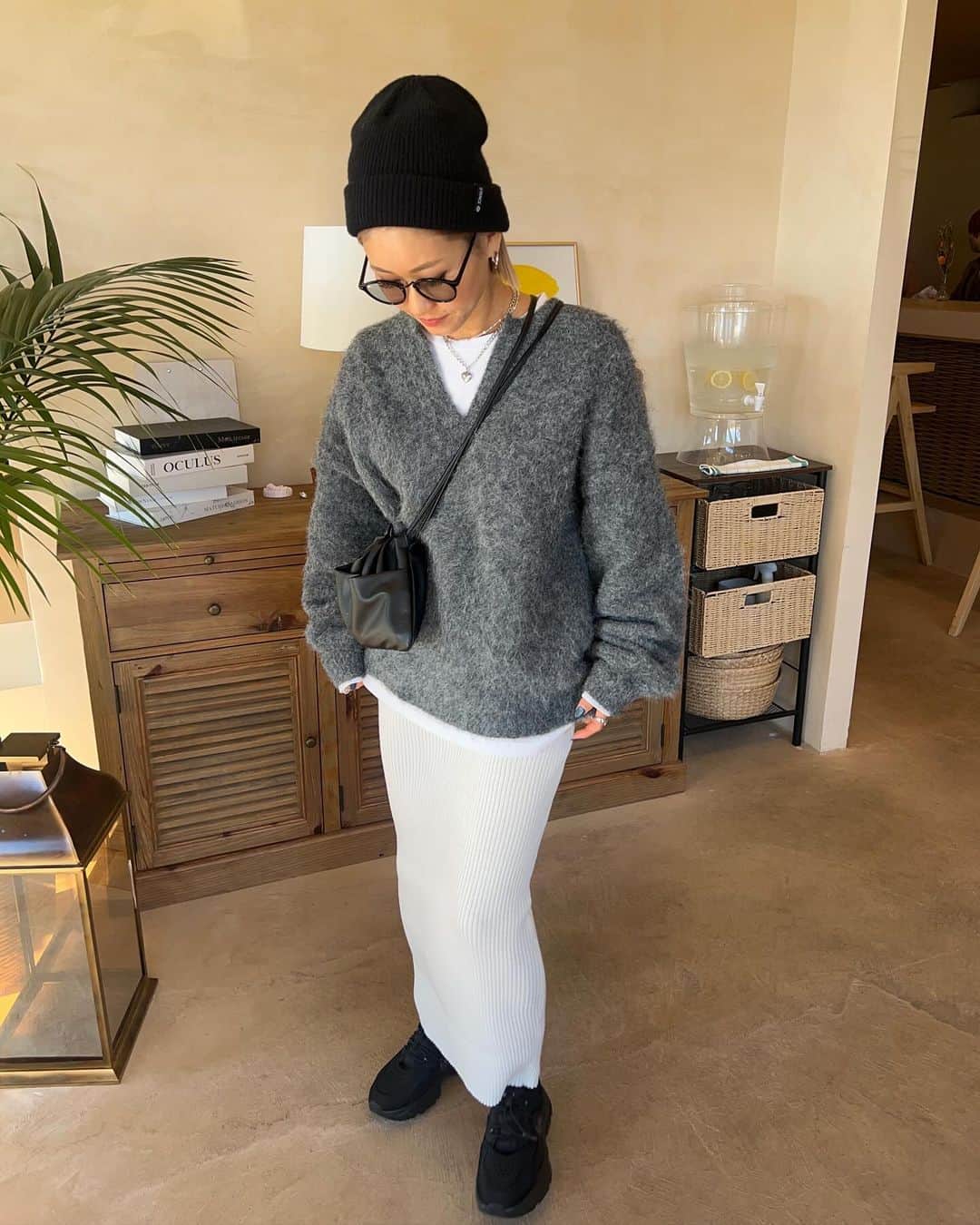 annaさんのインスタグラム写真 - (annaInstagram)「.  タイムリーな今日のコーデ🫶 そして今日も暑かった〜🥵のは私だけ？笑  ホワイトのスカート欲しくって 1,690円でgetした優秀アイテム🤍 画像だと透けて見えるけど 実際は全然気にならなかったよ🥳👌 こちらも生地感柔らかくて 伸び代無限大でかなり履きやすい🥰  tops/bag ⋆ @feepur  skirt ⋆ @coca_official_store  shoes ⋆ @pumajapan  cap ⋆ @stance_japan   #冬コーデ#ニット#カジュアルコーデ#大人カジュアルコーデ#オトナカジュアルコーデ#ゆるコーデ#158cmコーデ#骨格ナチュラルコーデ#きょこ#30代ファッション#30代コーデ#ニットスカート#妊婦コーデ#ニット帽コーデ」12月13日 19時59分 - 12anna23