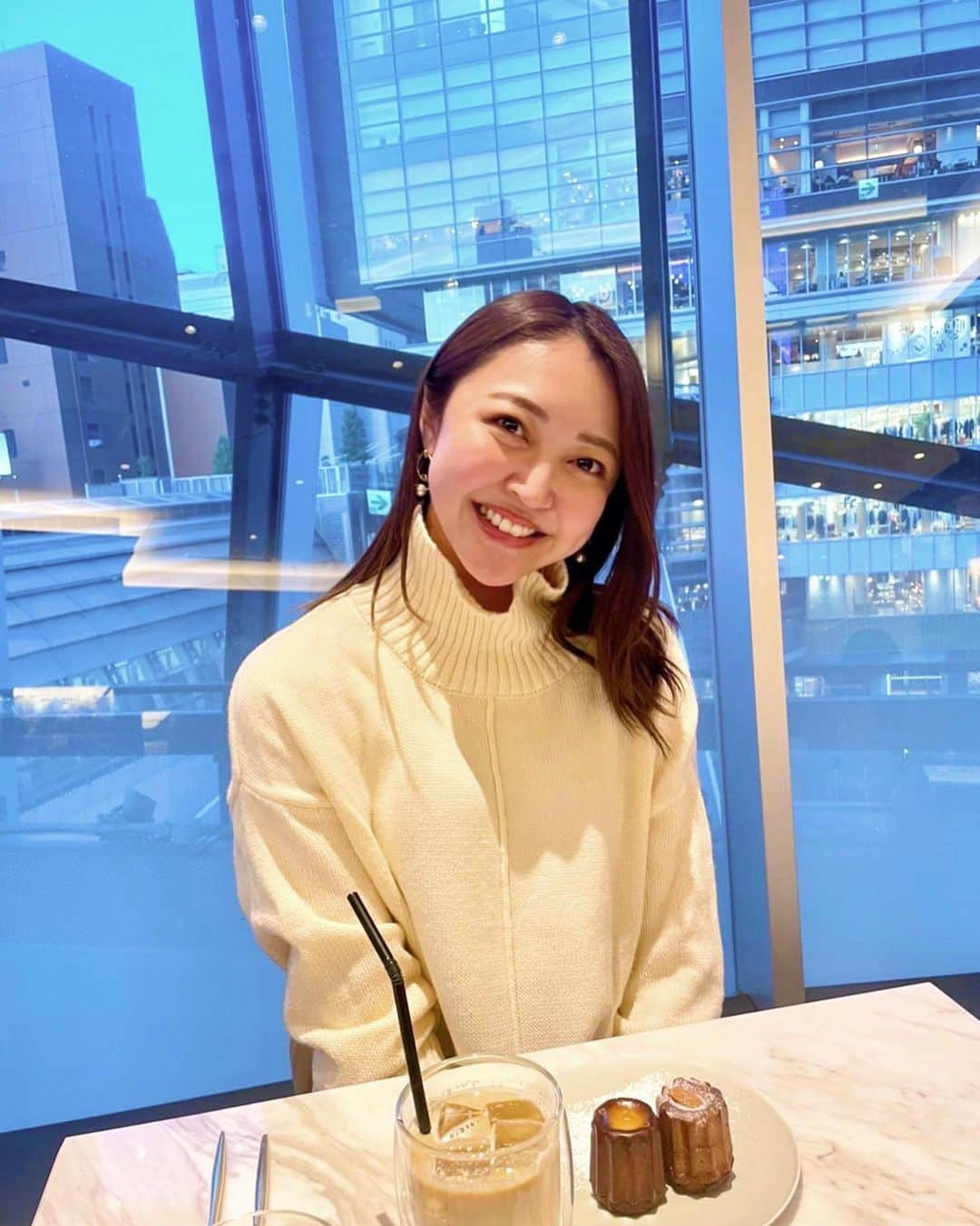 柳田菜月のインスタグラム：「渋谷のカヌレ専門店☕️ . れーなと行ったカフェのカヌレがとっても美味しかった🥹 プレーンとヘーゼルナッツをチョイス！ 日本にいるときは、美味しくて素敵な カフェに寄りたくなる💗 . #カフェ巡り #渋谷カフェ  #カヌレ専門店 #カヌレ #caneledechianti  #cafe #teatime」