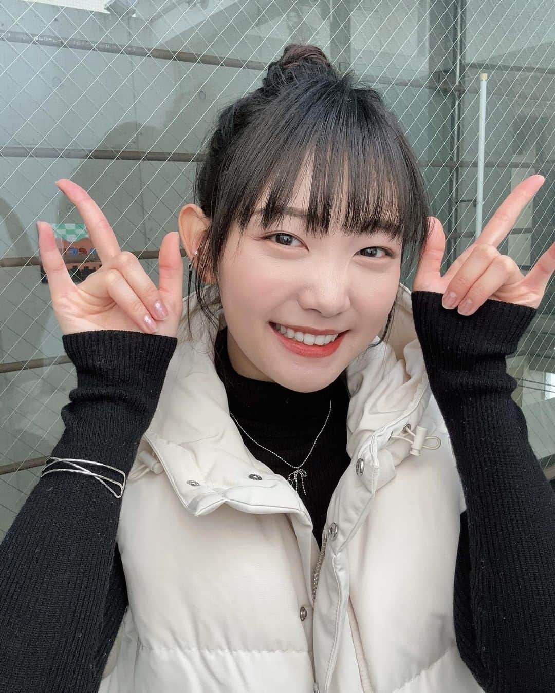 雪見みとのインスタグラム：「にっこにっこにー♡  今日はまだ撮影中〜 寒いけどわいわい楽しい撮影💃  観てくれた人が笑顔になるのを想像して最後まで頑張ります✊🏻」