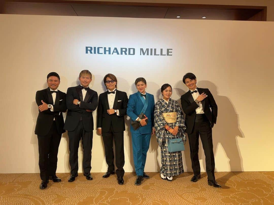 青木瀬令奈さんのインスタグラム写真 - (青木瀬令奈Instagram)「. 昨日は所属させて頂いている RICHARD MILLEの ガラパーティがありました🥂 ( @richardmille ) #galaparty  . アレックスさんはじめ 本国のファミリーである ディディエ・ドログバさん (@didierdrogba ) マイルス・チェムリーワトソンさん ( @fencer ) ともお会いできて お話を聞けてとても光栄でした🥹⭐︎ . 貴重な体験をさせて頂き ありがとうございました！！🙇 また次回ここに来るときは 今よりもっと成長して来たいな、と 思わせてくれる 素敵なパーティでした🥹🙇 . 大好きな日本のファミリーも 久しぶりに会えて 嬉しかったです🥹😘 智香さんはシーズンインなので 来れなかったけど いつも心は繋がってます😘 #リシャールミルファミリー  #richardmille  #family  #中野信治  #竹内智香  #宮里優作  #松下信治  #成田美寿々  #青木瀬令奈  . . そして今回のガラパーティに合わせて 赤のRM07-01に合わせて ツイードお着物をコーディネートしてくれた ( @sumire_ishioka )の すみれさん、かんなさん、 ヘアメイクのかめちゃん ありがとうございました🥹💙 . 唯一無二のツイードのお着物で リシャールオーナーの皆さんも 素敵なお着物ですね、と お声かけ下さるほど とても好評でした🫶 次回はJLPGAアワードで ツイードきもの着させて頂きます👘⭐︎ 前回、今回とはまた違うカラーなので お楽しみに😘💙 #ツイードきもの  #着物  #ツイード着物  #tweed  #kimono  . . 最後のお写真は 撮影とは別に 撮って頂いた みすずとのツーショットです🫶 題名は 「ミチャードとおせれ」 日系の軍人さんと武家の娘 という設定です🥹 芝組、カレンダー作りたいですね🥹 . #ミチャードとおせれ」12月13日 19時52分 - serenaaoki_official