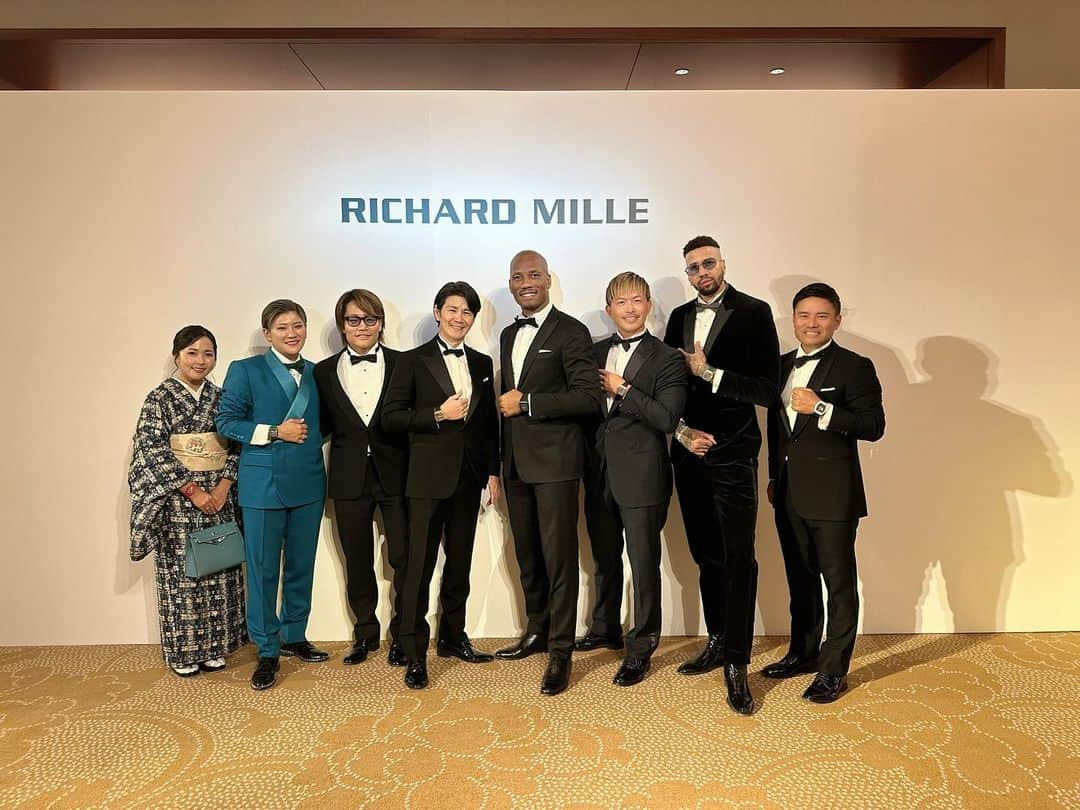 青木瀬令奈のインスタグラム：「. 昨日は所属させて頂いている RICHARD MILLEの ガラパーティがありました🥂 ( @richardmille ) #galaparty  . アレックスさんはじめ 本国のファミリーである ディディエ・ドログバさん (@didierdrogba ) マイルス・チェムリーワトソンさん ( @fencer ) ともお会いできて お話を聞けてとても光栄でした🥹⭐︎ . 貴重な体験をさせて頂き ありがとうございました！！🙇 また次回ここに来るときは 今よりもっと成長して来たいな、と 思わせてくれる 素敵なパーティでした🥹🙇 . 大好きな日本のファミリーも 久しぶりに会えて 嬉しかったです🥹😘 智香さんはシーズンインなので 来れなかったけど いつも心は繋がってます😘 #リシャールミルファミリー  #richardmille  #family  #中野信治  #竹内智香  #宮里優作  #松下信治  #成田美寿々  #青木瀬令奈  . . そして今回のガラパーティに合わせて 赤のRM07-01に合わせて ツイードお着物をコーディネートしてくれた ( @sumire_ishioka )の すみれさん、かんなさん、 ヘアメイクのかめちゃん ありがとうございました🥹💙 . 唯一無二のツイードのお着物で リシャールオーナーの皆さんも 素敵なお着物ですね、と お声かけ下さるほど とても好評でした🫶 次回はJLPGAアワードで ツイードきもの着させて頂きます👘⭐︎ 前回、今回とはまた違うカラーなので お楽しみに😘💙 #ツイードきもの  #着物  #ツイード着物  #tweed  #kimono  . . 最後のお写真は 撮影とは別に 撮って頂いた みすずとのツーショットです🫶 題名は 「ミチャードとおせれ」 日系の軍人さんと武家の娘 という設定です🥹 芝組、カレンダー作りたいですね🥹 . #ミチャードとおせれ」